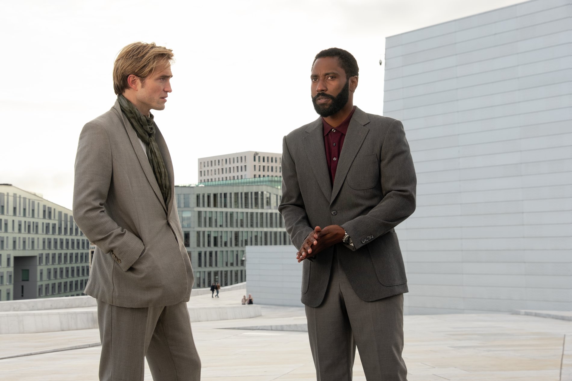 《天能》有約翰大衛華盛頓（右）、羅伯派丁森（左）雙帥領銜演出。（華納兄弟提供）