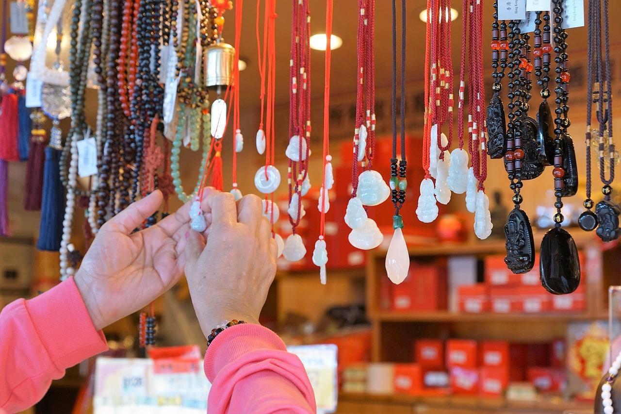 香港老婦人遭詐騙集團「祈福黨」騙走200萬元港幣。(示意圖,pixabay)