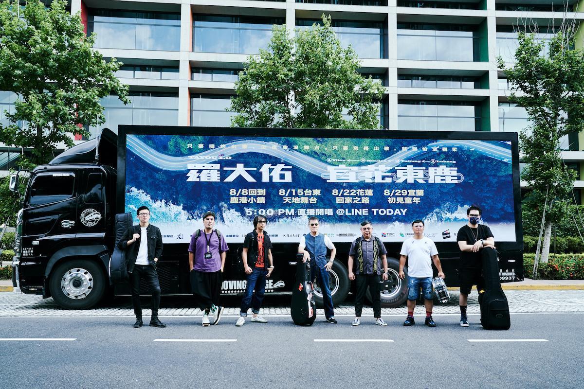 羅大佑率先在台灣巡迴演出，只因活到這把年紀，無需再跟年輕人搶舞台。（大右音樂提供）