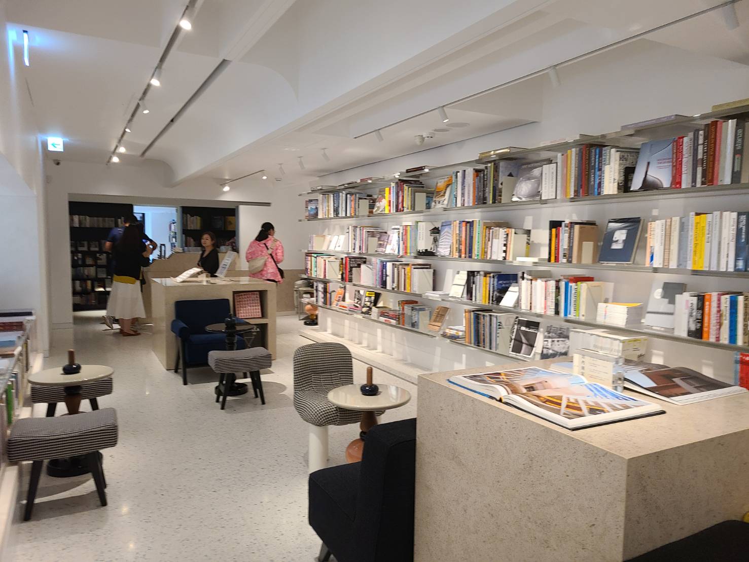 座落在內湖的文心藝所，是台灣第一個以建築為主題的書店，典藏多達600本自世界各地搜羅來的重要絕版建築書籍。