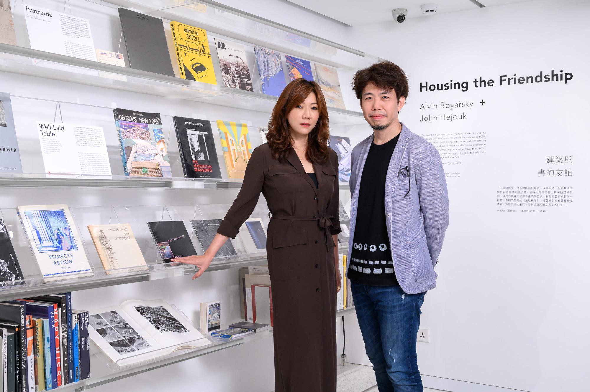 正於內湖「文心藝所書店」舉辦的書展「Housing the Friendship: 建築與書的友誼」，由文心藝術基金會董事長的葉曉甄（左）邀請實踐大學建築系助理教授漆志剛（右）共同策劃。（文心藝術基金會提供）
