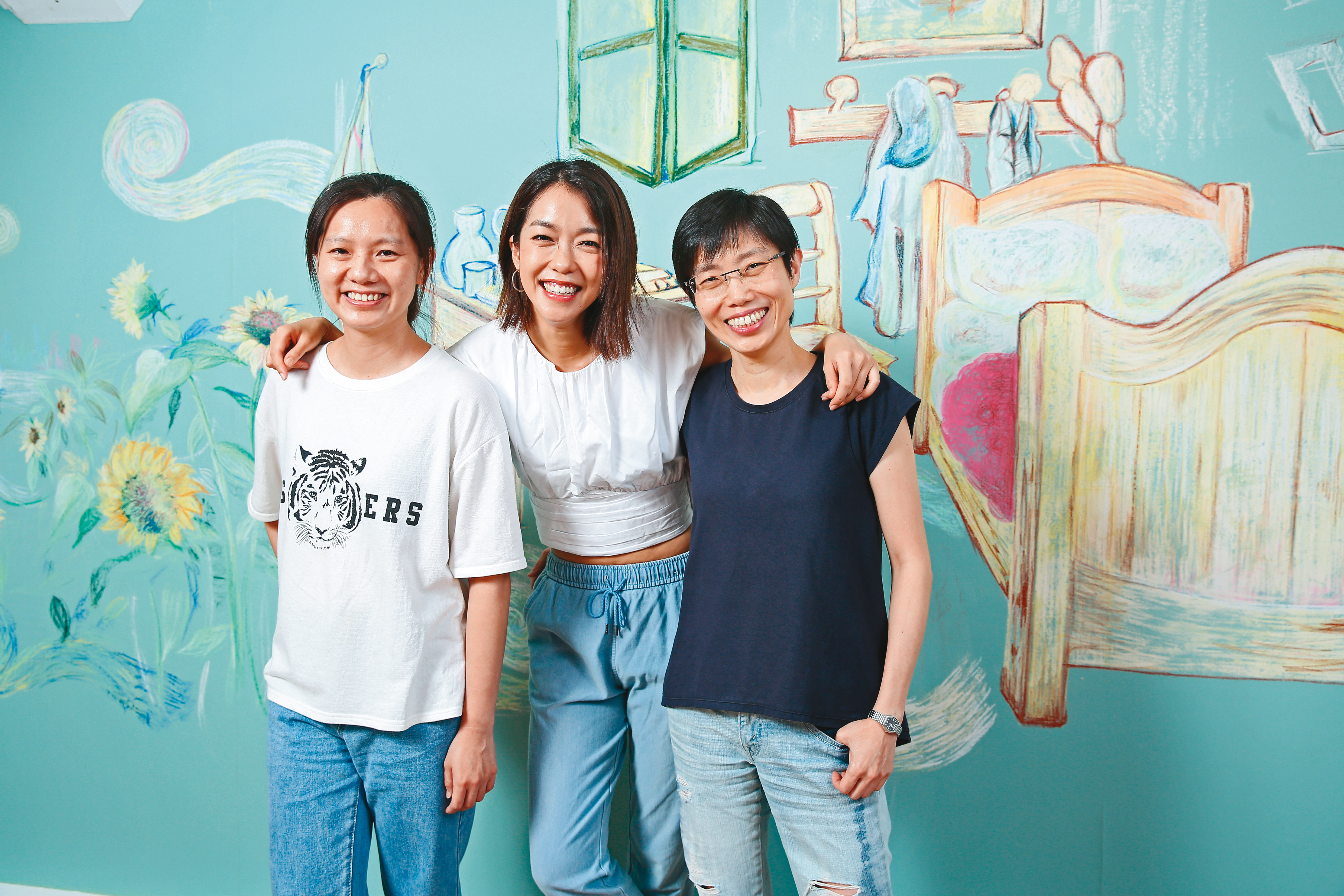 公視兒少組長舒逸琪（右）、製作人賴彥如（左），邀請獲金鐘獎肯定的主持人大霈（中）在第三季《青春發言人》中分享遇到挫折的心情和解方。