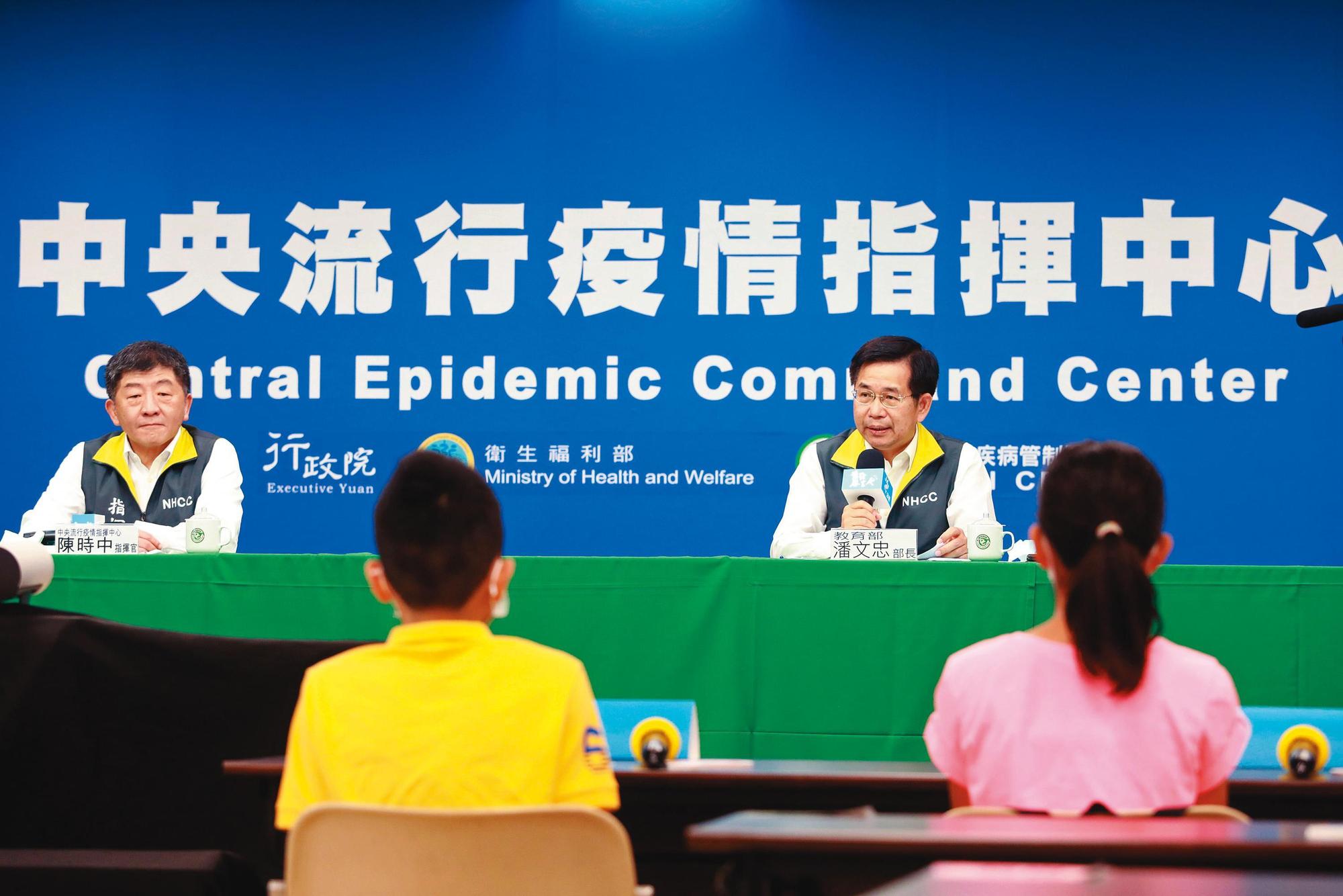 青少年關心社會時事及討論議題比例增高，《青春發言人》為此舉辦COVID-19兒童記者會，讓小朋友直接與衛福部長陳時中（左）面對面提問。（公視提供）