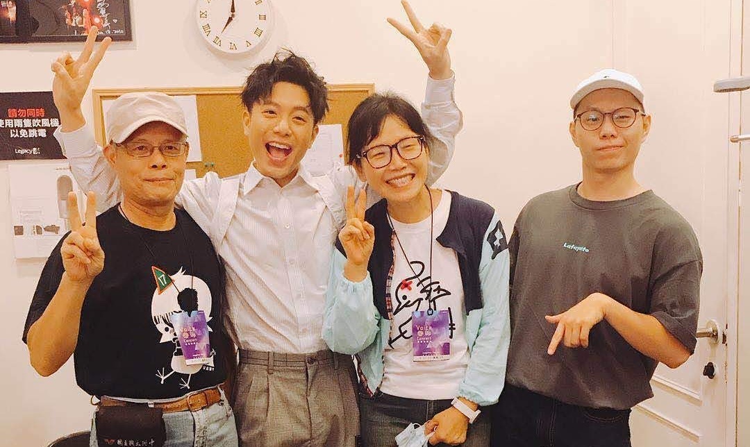 家人理財規劃保守，韋禮安(左2)先跟父親(左1)討論後，才開始投資海外ETF。（翻攝韋禮安臉書）