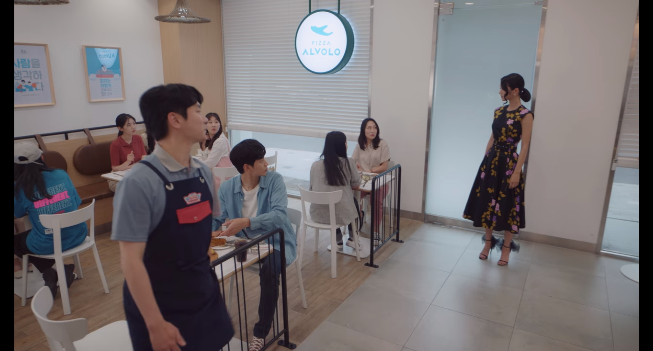 徐睿知在超夯韓劇《雖然是精神病但沒關係》裡穿著花卉洋裝搭配Giuseppe Zanotti高跟鞋。(Giuseppe Zanotti提供)