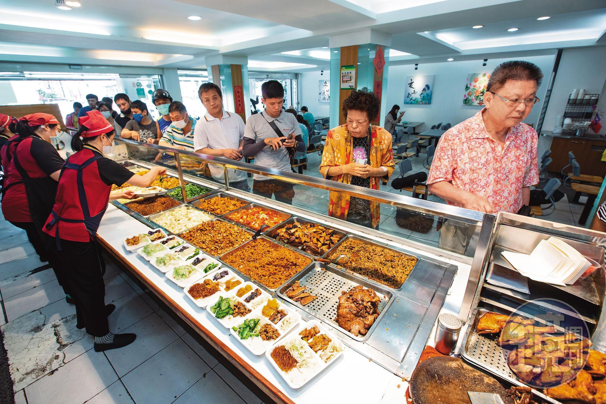 熱海排骨大王是花蓮第一家排骨飯，80年代首創16道配菜隨客挑選，被稱為花蓮鄉親的後廚房。