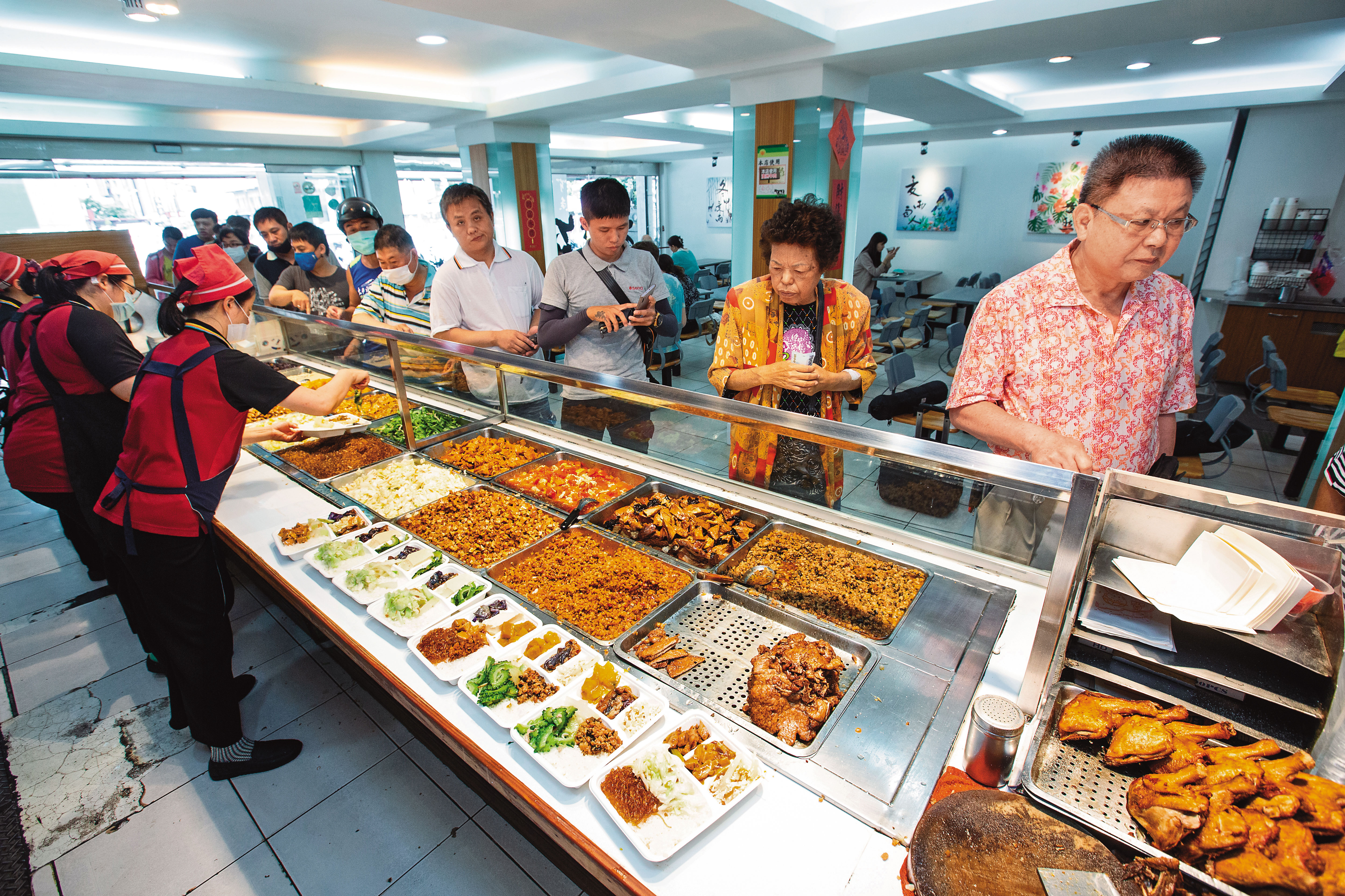熱海排骨大王是花蓮第一家排骨飯，80年代首創16道配菜隨客挑選，被稱為花蓮鄉親的後廚房。
