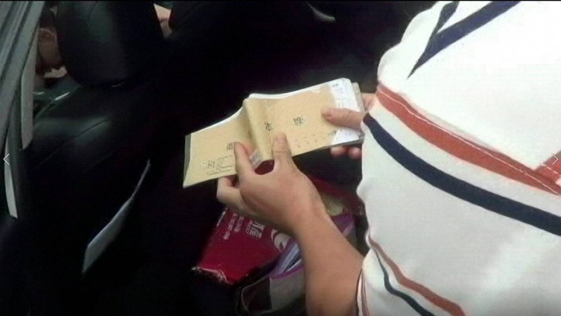 警方搜出大批被害人被逼迫簽立的本票、借據。（翻攝畫面）