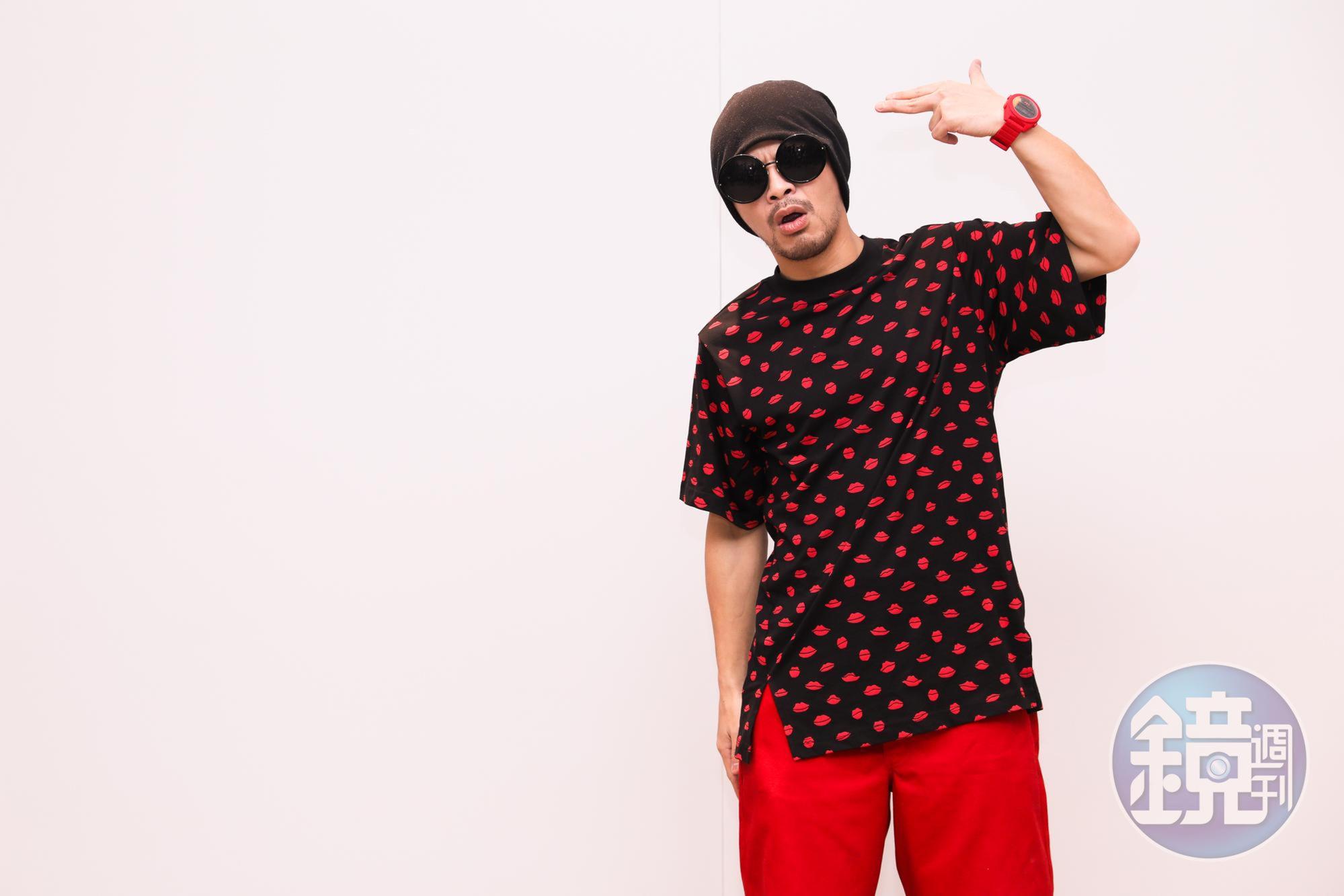 三度叩關金曲歌王的黃明志,終於完成14天隔離期出關。