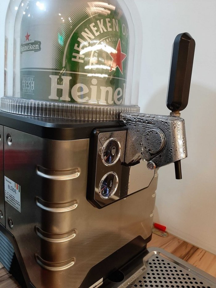 網友分享自家公司有啤酒機台，「每個月有6桶的額度，多到喝不完」。（翻攝自Dcard）