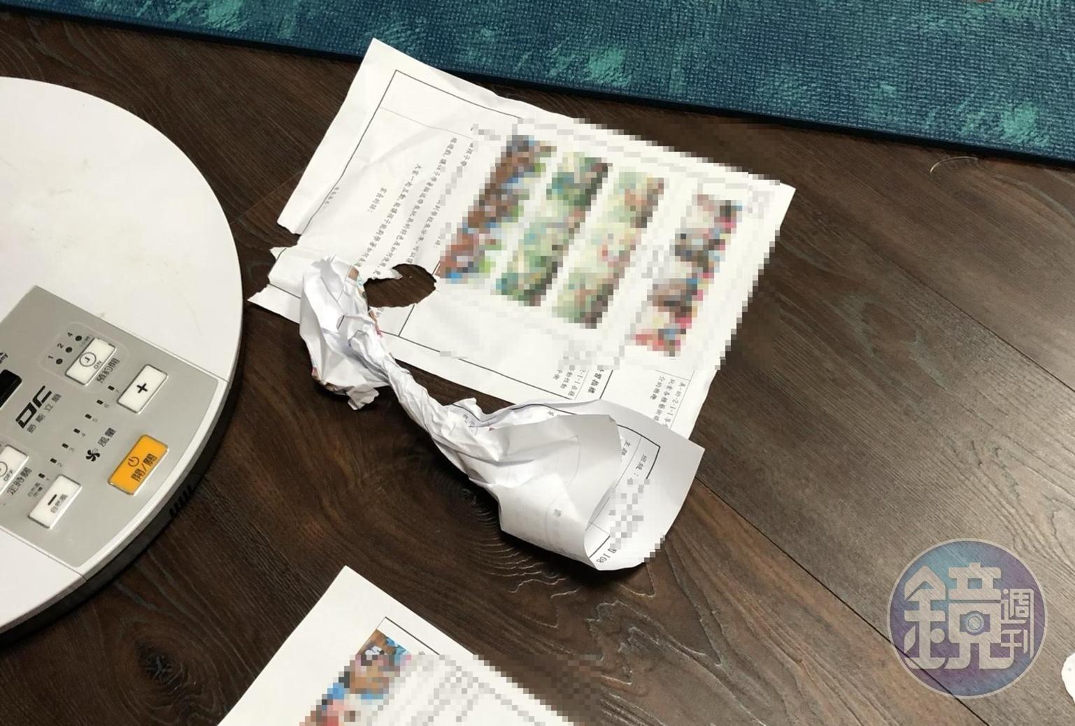 A小姐的兒子將學習單咬爛撕爛。(讀者提供)
