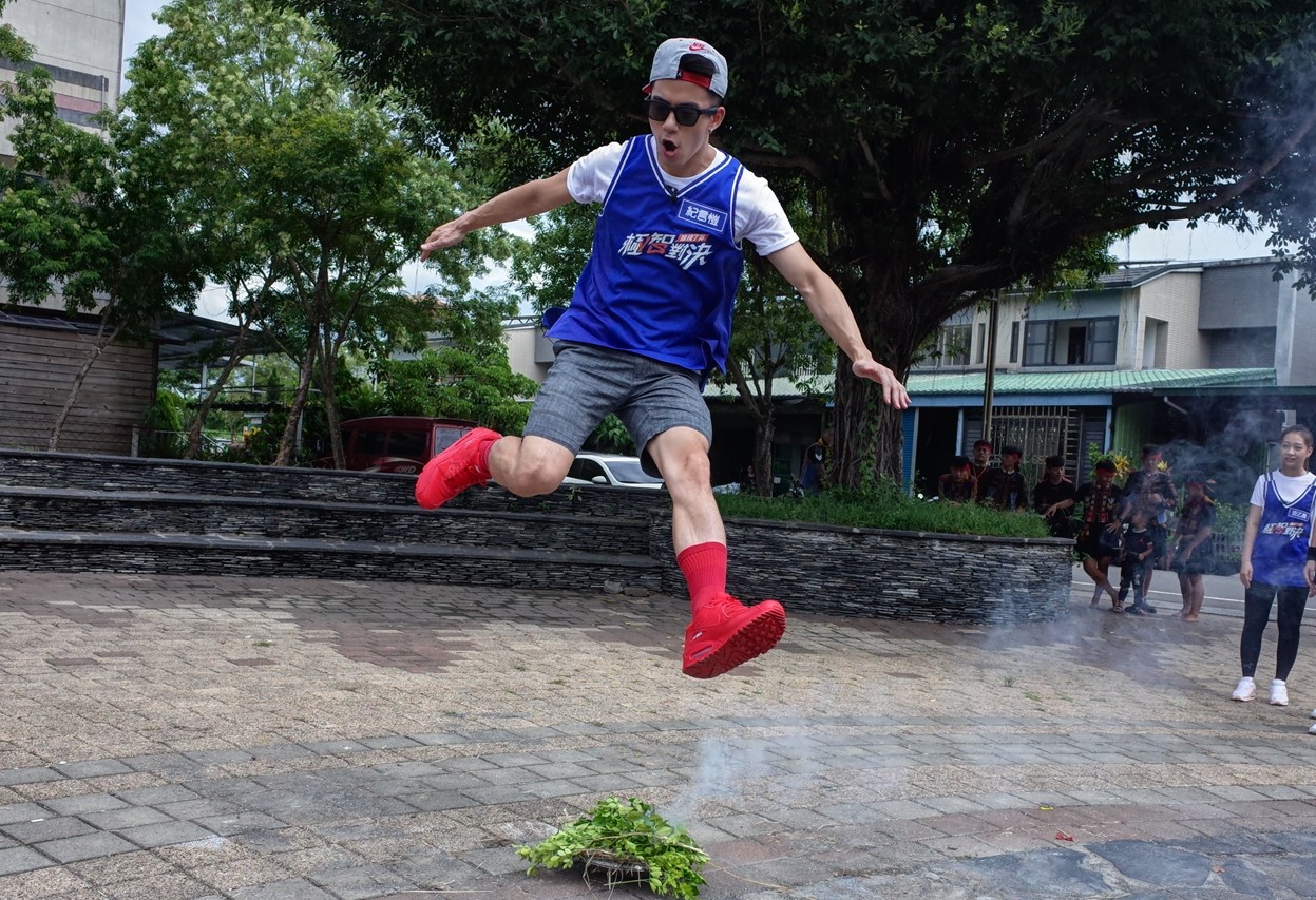 JR紀言愷錄《極致對決》外景曬到頭昏眼花。（華視提供）