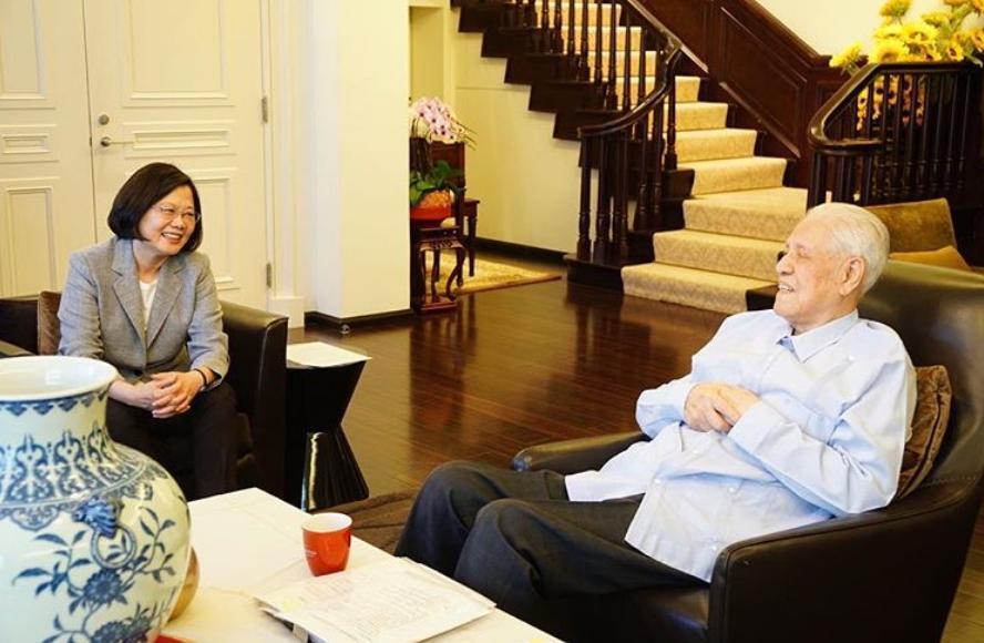 哀悼李前總統逝世,總統蔡英文在臉書發文,盛讚李登輝在民主運動風起雲湧的年代,帶領台灣走過寧情革命,才讓台灣成為台灣人的台灣 。 (翻攝自蔡英文IG)