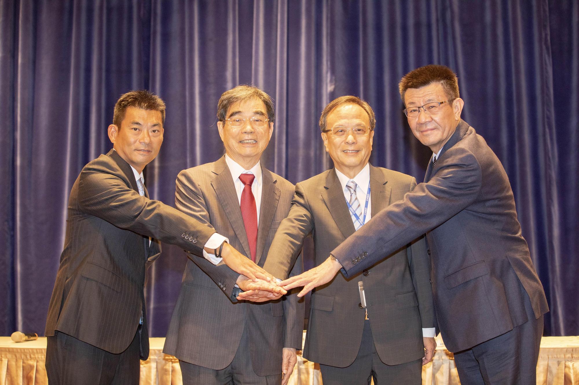 宋明峰(左1)從父親宋恭源(左2)手中接下光寶科董座,與董事陳廣中(右2)、新任總經理邱森彬(右1)展現經營權全新氣象。