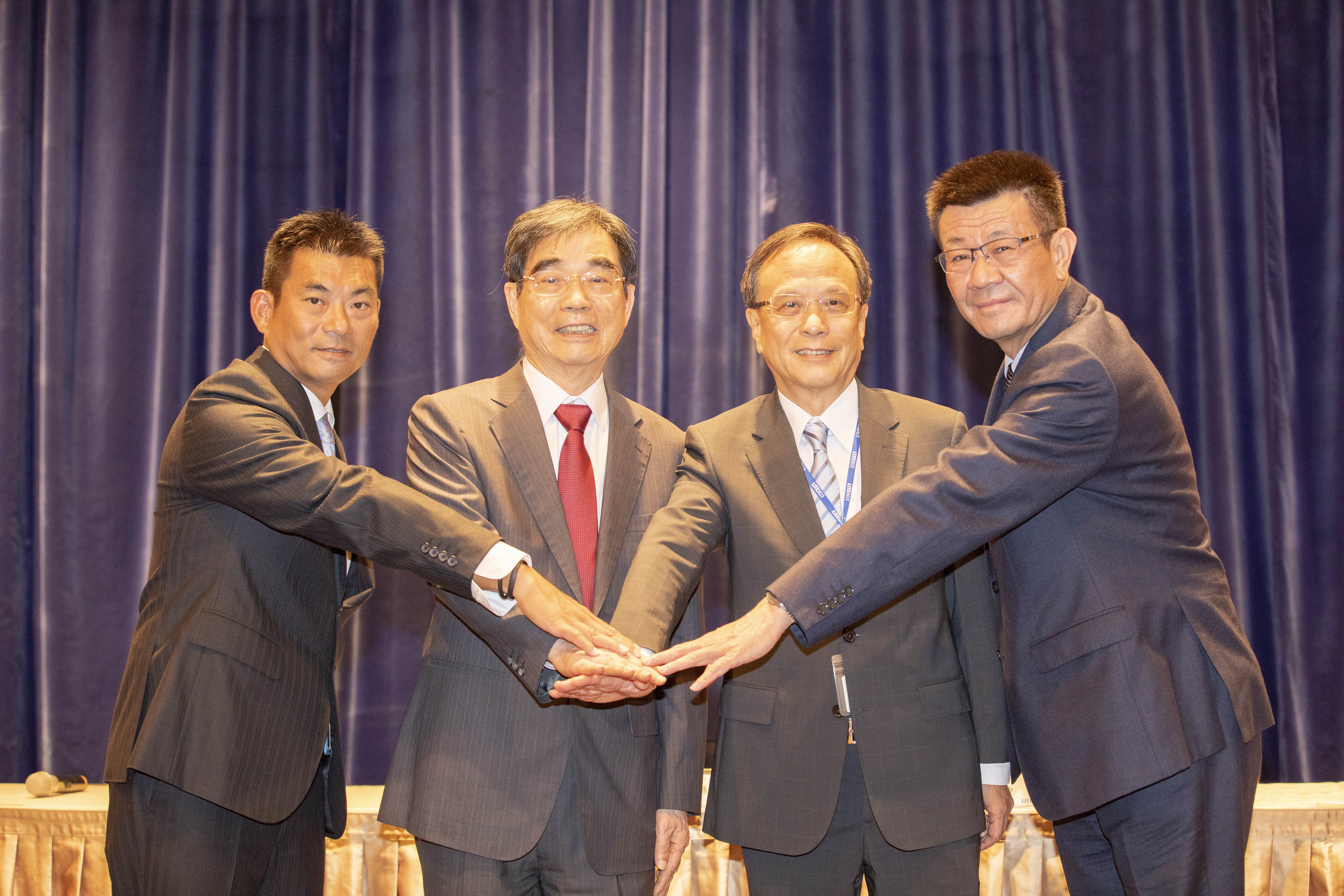 宋明峰（左1）從父親宋恭源（左2）手中接下光寶科董座，與董事陳廣中（右2）、新任總經理邱森彬（右1）展現經營權全新氣象。