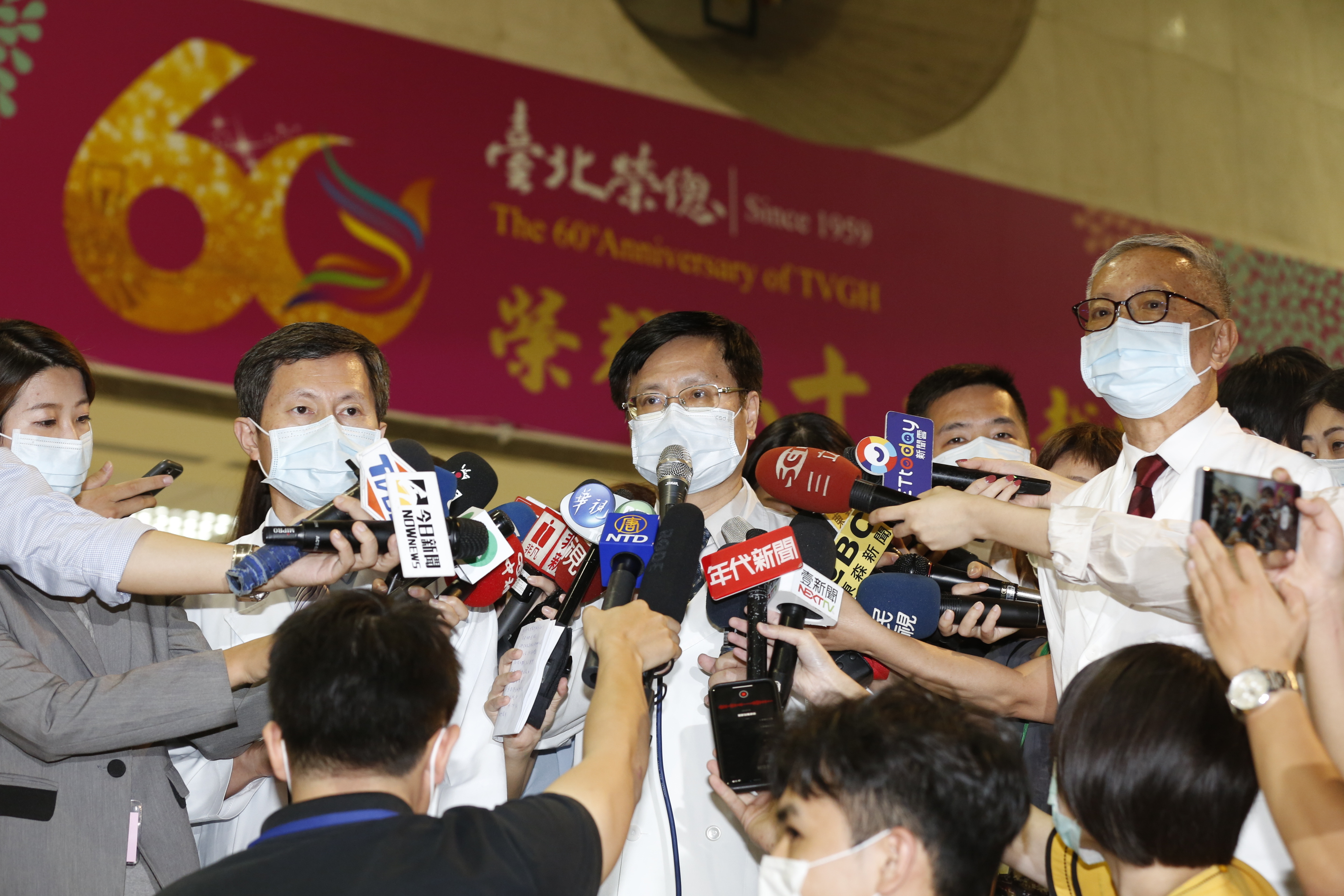 李前總統今（30日）晚間過世於台北榮總，圖為榮總重症醫學部林永煬主任（左起）、副院長黃信彰及主治醫師陳雲亮出面說明。