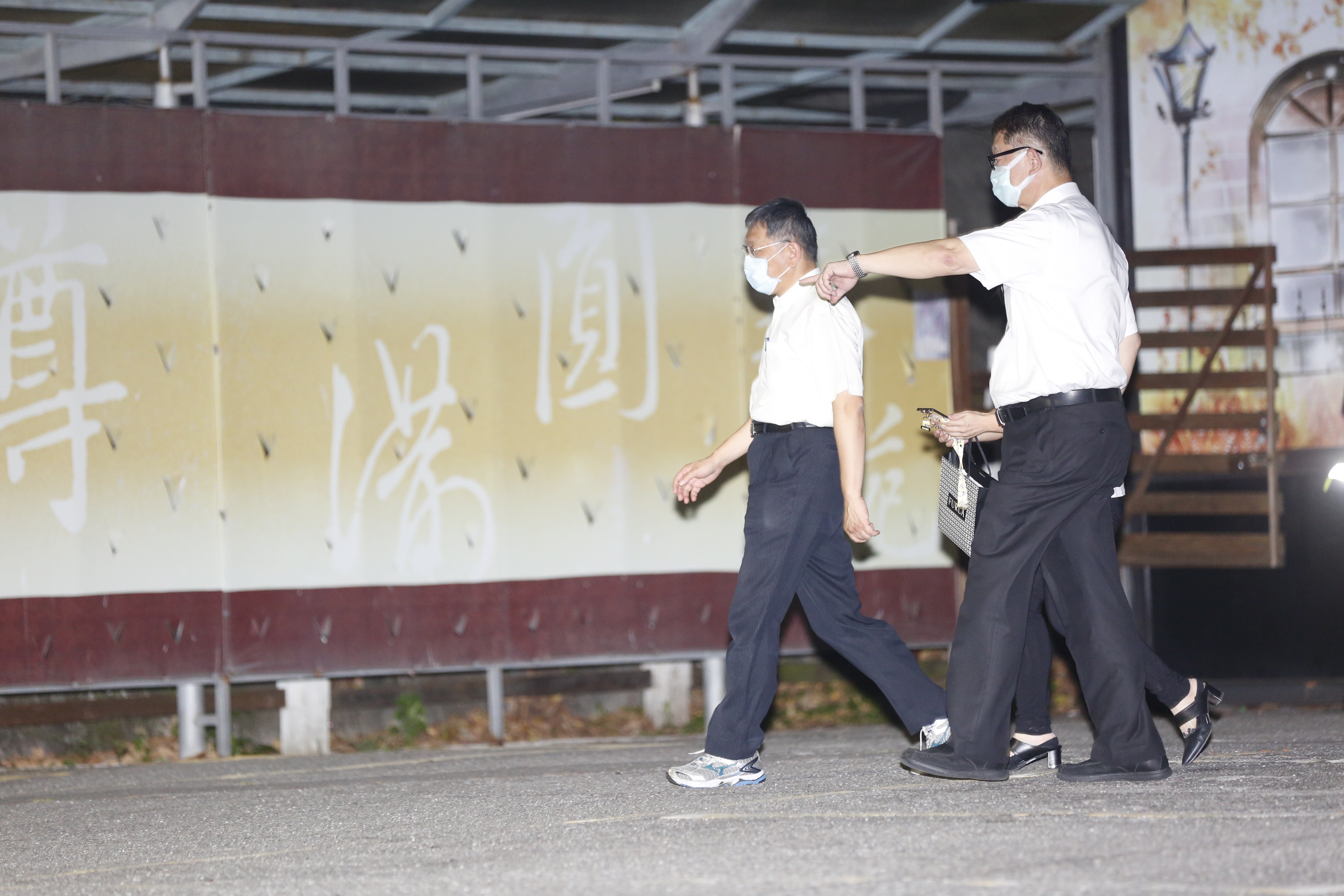 柯文哲結束原定行程後趕往北榮現場關心情況。