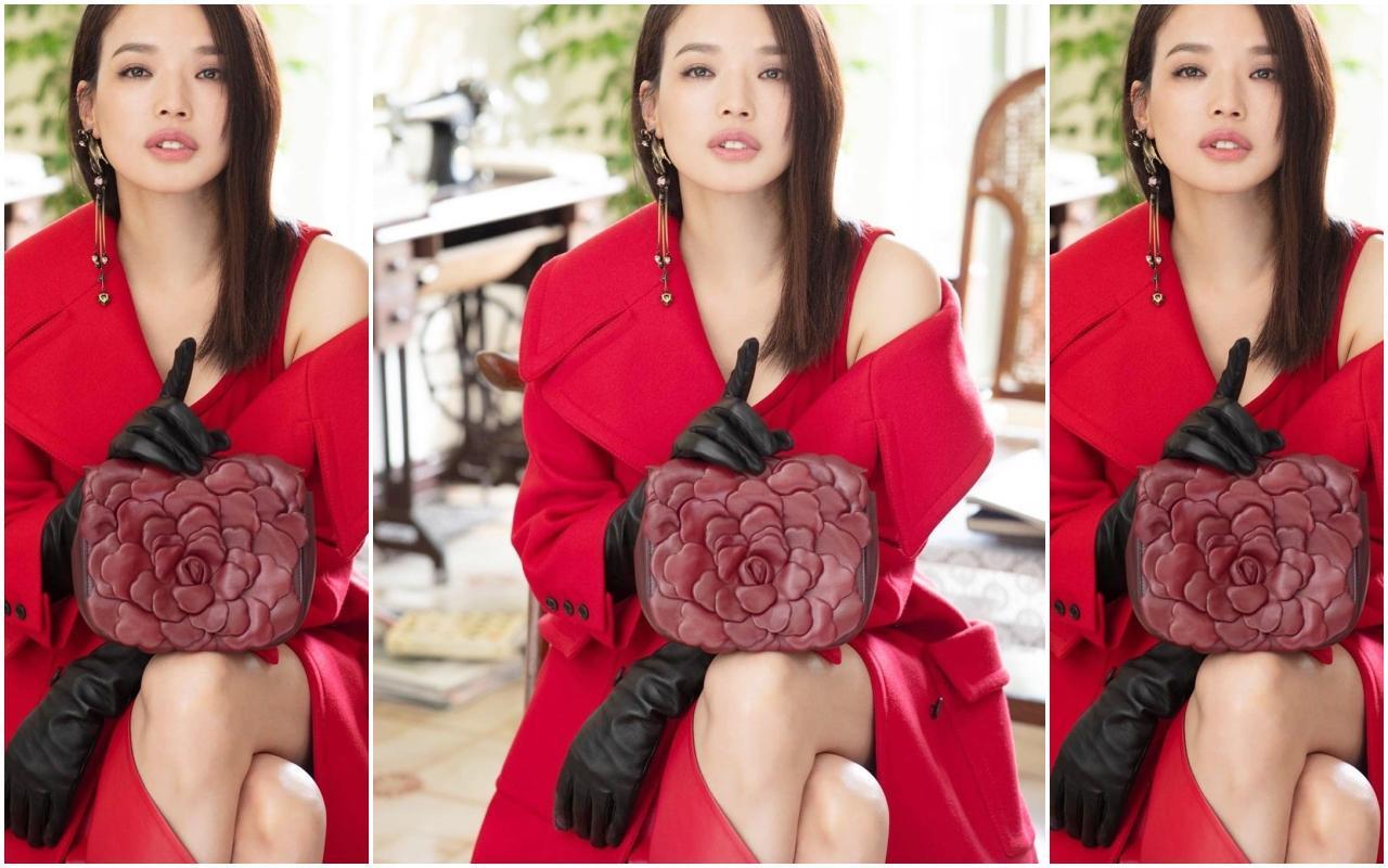 舒淇選擇一身紅的look：開高衩的長洋裝外，披著同色系長大衣，以一種性感卻又堅毅的面貌展現自我形象。（翻攝自舒淇IG）