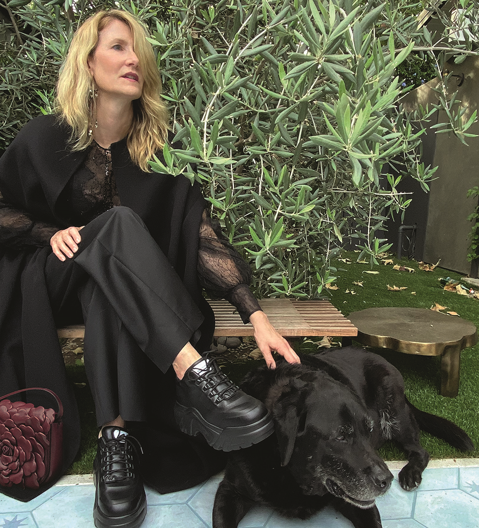 奧斯卡最佳女配角蘿拉鄧恩 (Laura Dern)選擇與她的愛犬一同入鏡。（VALENTINO提供）