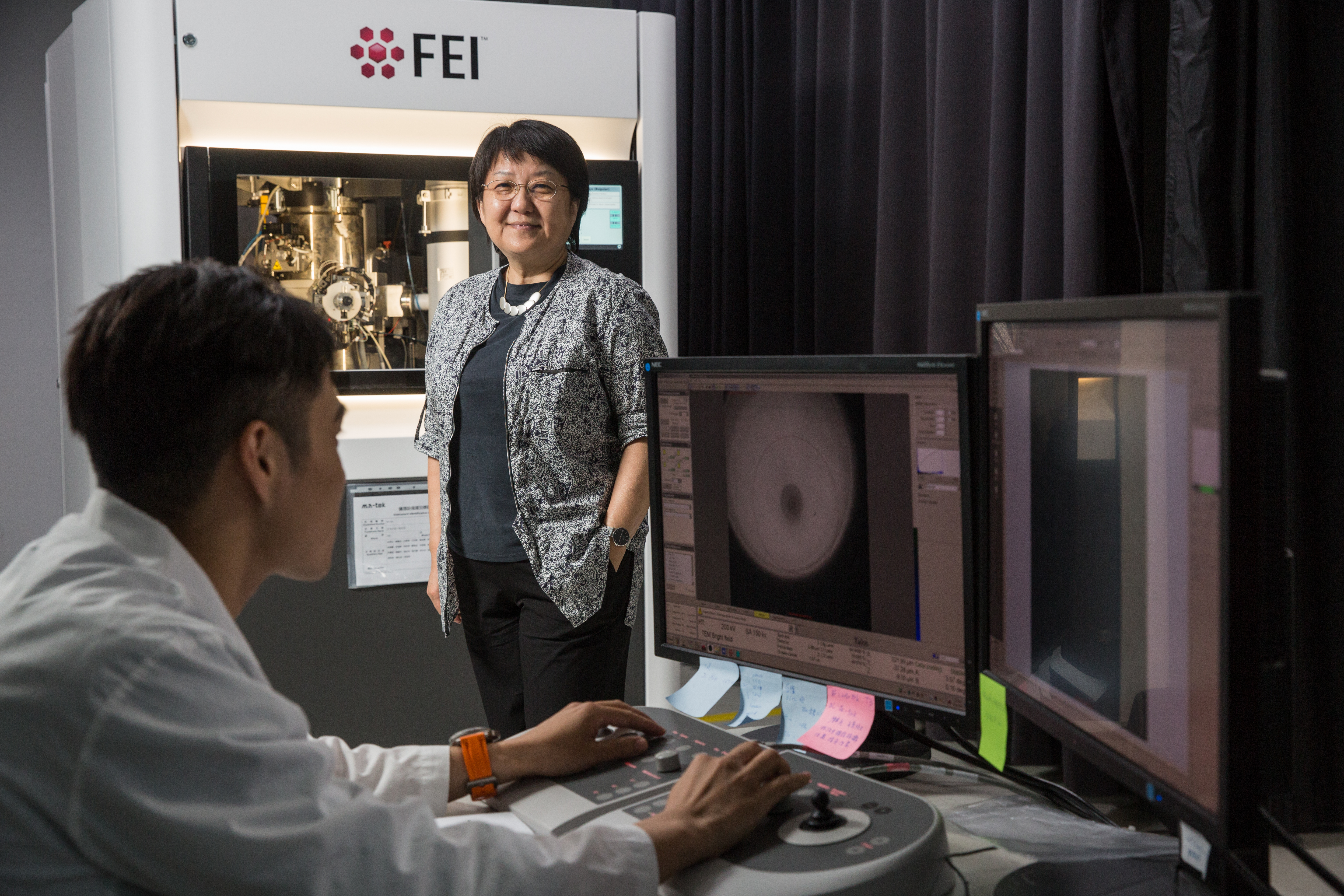 謝詠芬是國內第一位材料學女博士，18年前創立閎康科技，利用穿透式電子顯微鏡等貴重儀器，替國際級半導體大廠做分析檢測，是國內材料分析龍頭。