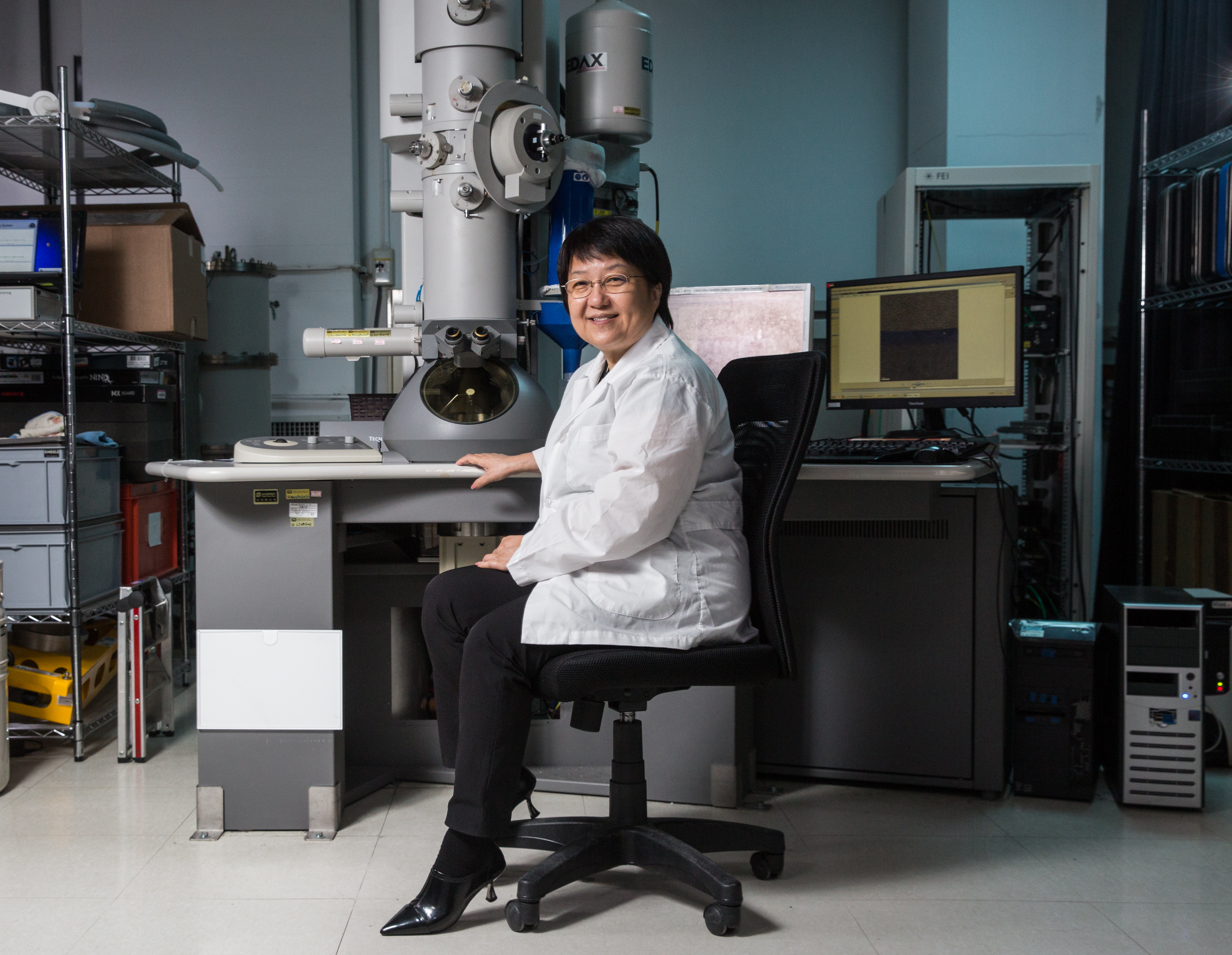 謝詠芬是國內第一位材料學女博士，也是國內第一批考取貝爾實驗室的博士後研究員，她的優異研究成果，讓不少洋博士刮目相看。