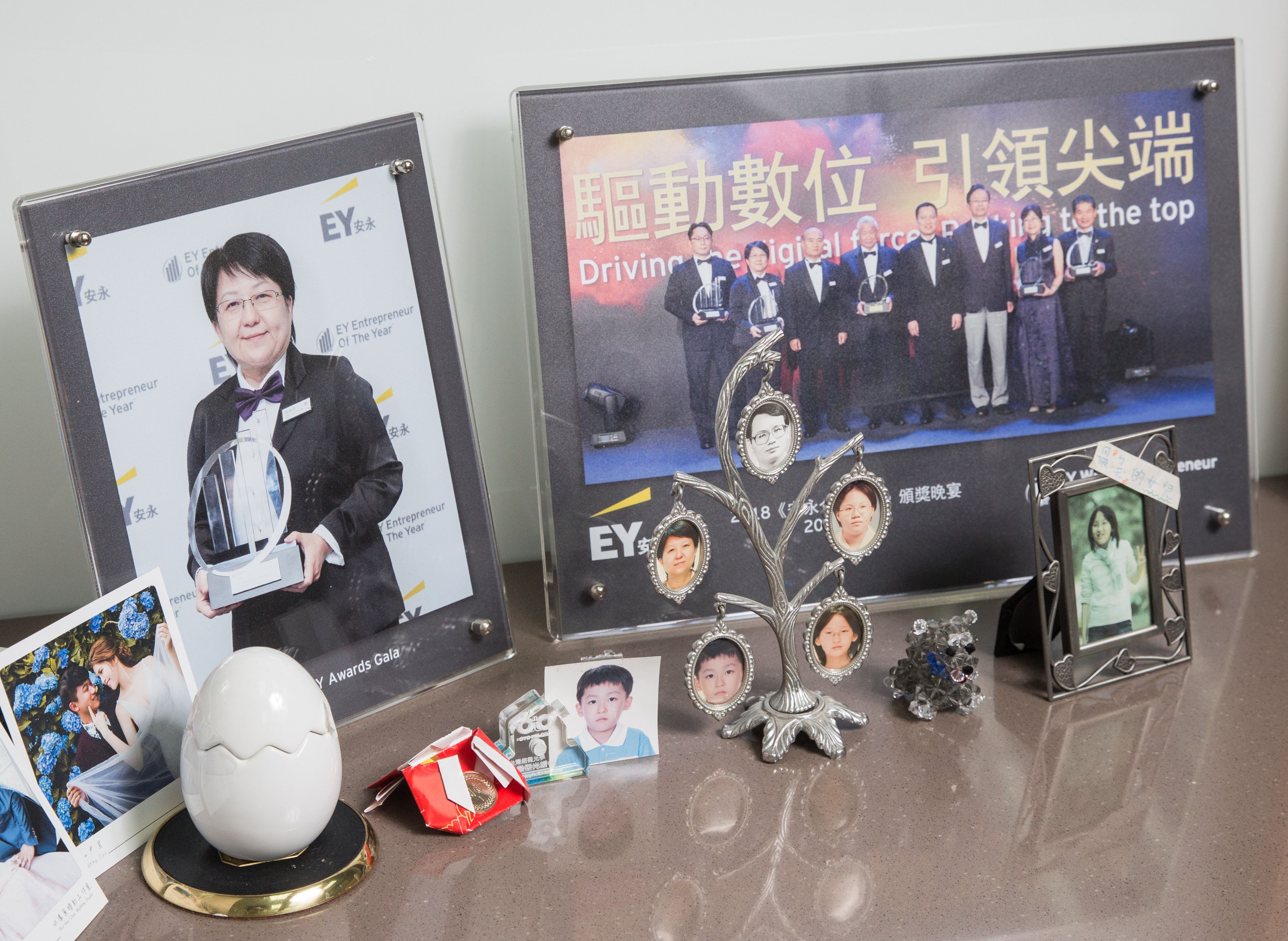 家人是謝詠芬心中最柔軟的一塊，雖和先生因理念不同分道揚鑣，但辦公室仍保留全家福照片。