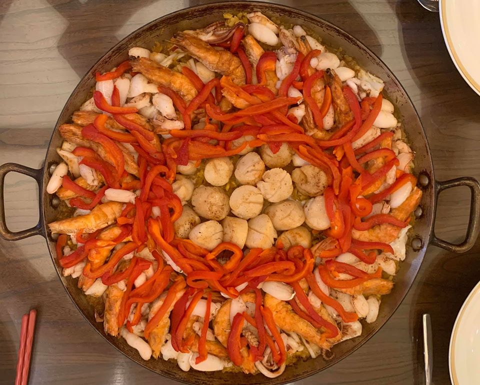 「番紅花西班牙海鮮飯」以Paella Pan熱鍋直接上桌最美味。