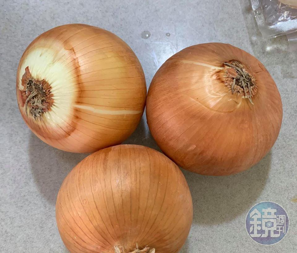 3顆洋蔥備用。