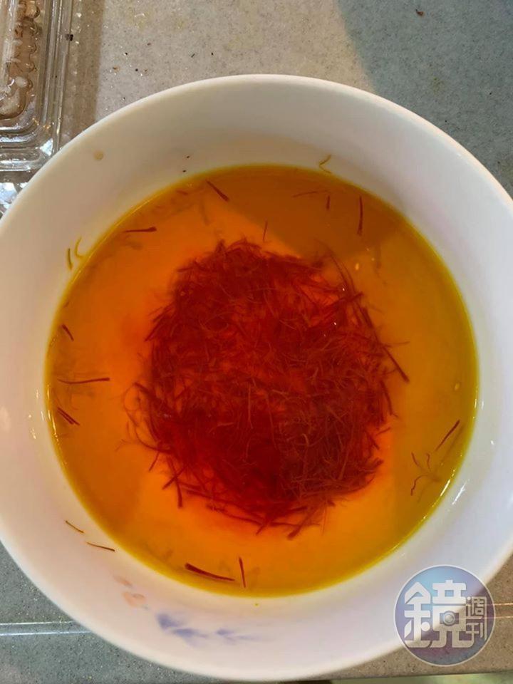 用熱水泡好的番紅花。