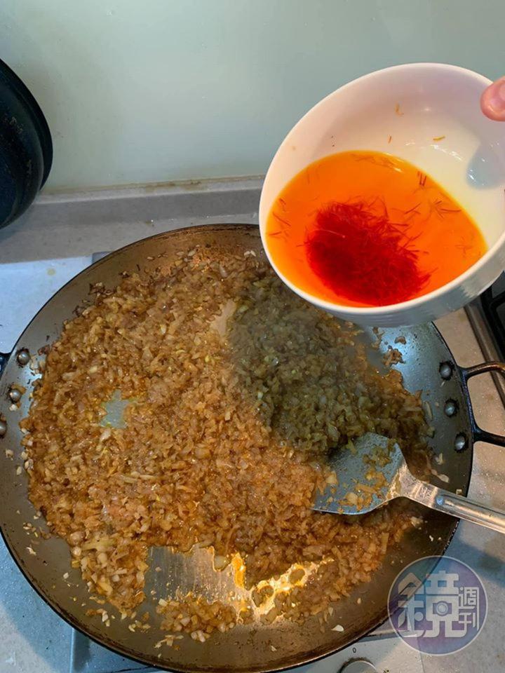 依序倒入番紅花水與白酒。