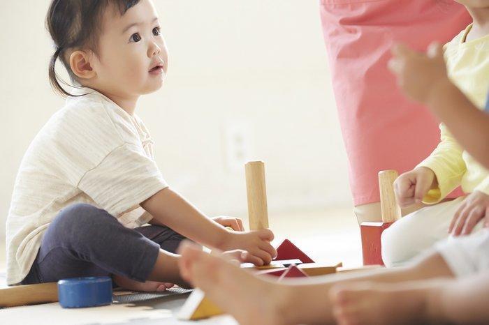 爸爸擔心1歲女兒在外也如家中般失控,寫聯絡簿詢問情況。(示意圖,翻攝fnn)