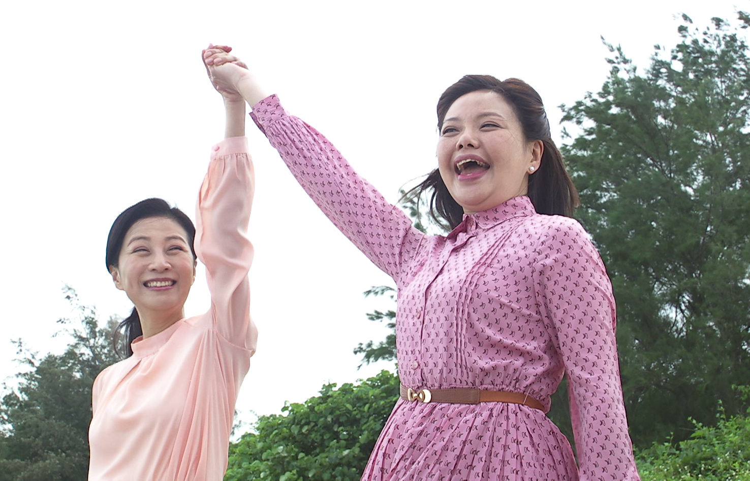 方文琳和林嘉俐在海邊散心。（台視提供）