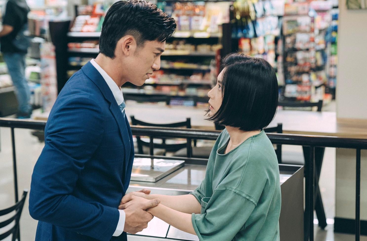 吳慷仁(左)繼《與惡》後再次與賈靜雯同框演出,在新戲《媽,別鬧了!》兩人升格為情人。(草舍文化提供)