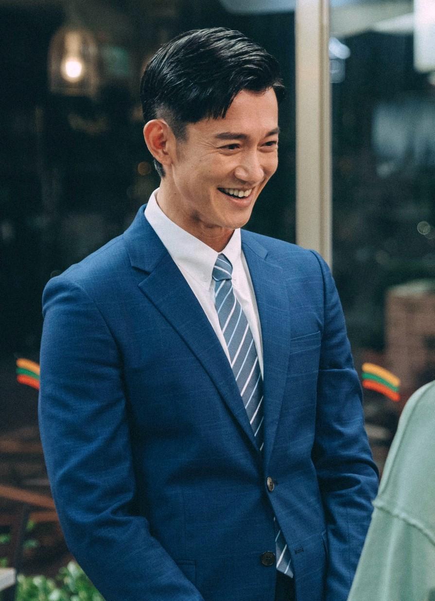 吳慷仁身材1年三變,如今厚實胸膛,讓襯衫鈕扣快要炸開。(草舍文化提供)