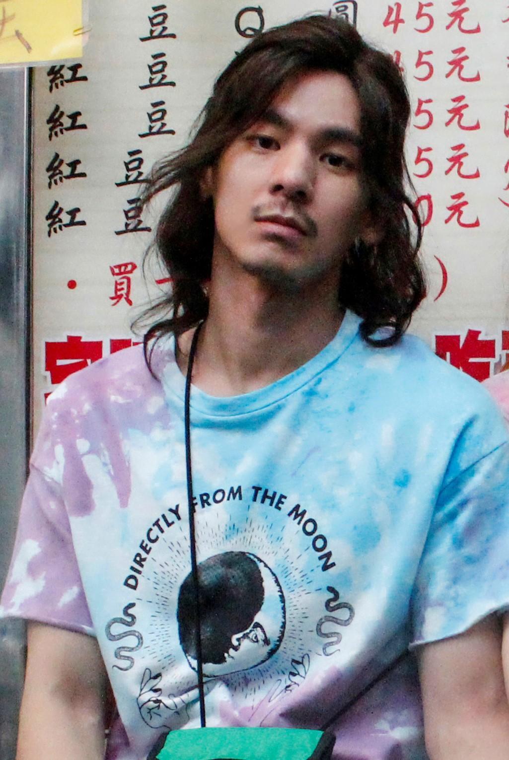 林柏宏一甩乖乖牌形象 ,浪子模樣嚇傻工作人員。(草舍文化提供)
