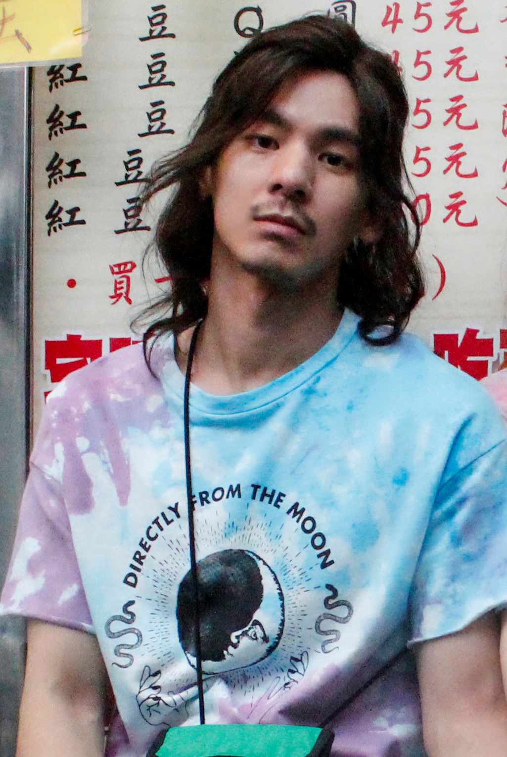 林柏宏一甩乖乖牌形象 ,浪子模樣嚇傻工作人員。(草舍文化提供)