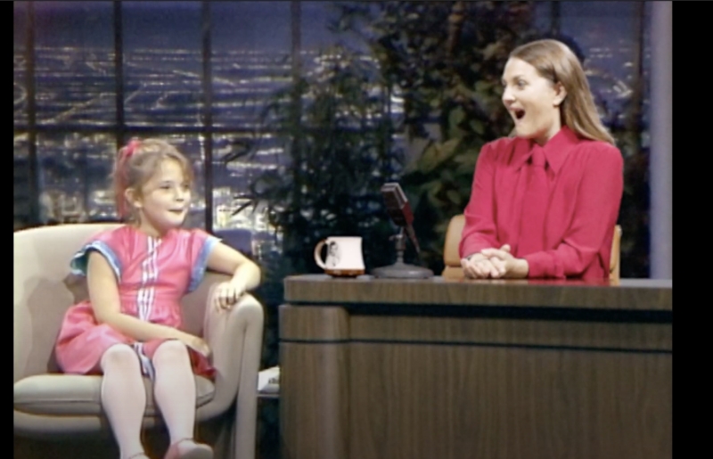 45歲的茱兒芭莉摩（右）與7歲的自己跨時空同框，宣傳9月推出的電視節目。（翻攝自The Drew Barrymore Show官方YouTube）