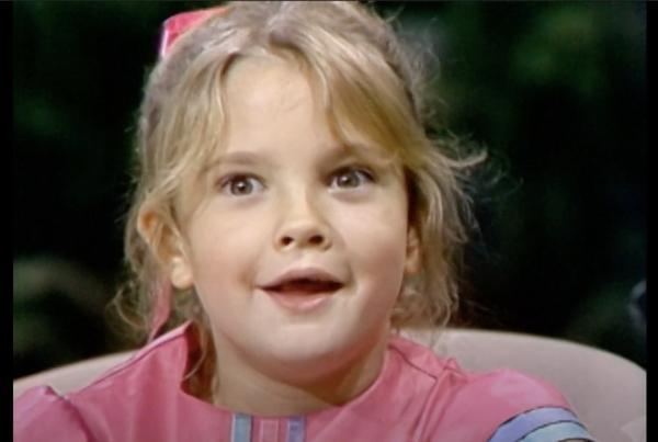 7歲的茱兒是1982年參加電視節目《今夜秀》的錄影。(翻攝自The Drew Barrymore Show官方YouTube)