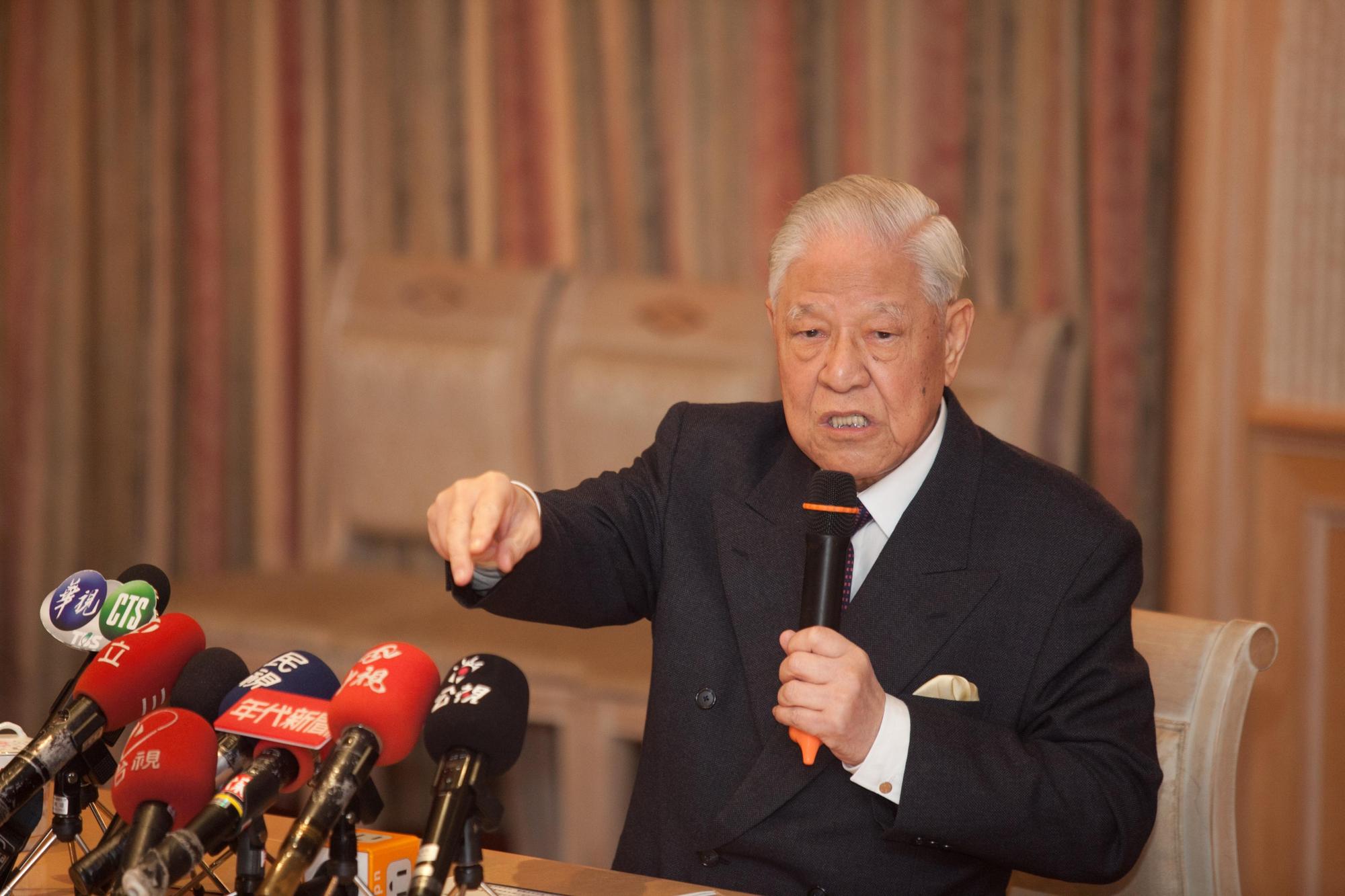 前總統李登輝24年前精準預言香港移交的變局,讓網友大讚「超前部署24年」。(李登輝基金會提供)