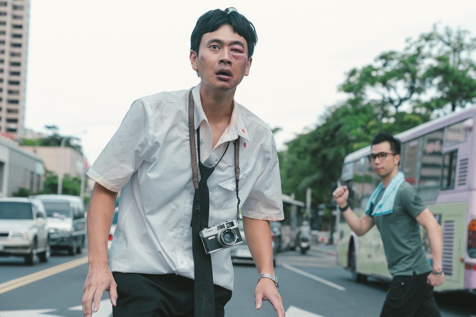 所有人都靜止了，只有劉冠廷還可以走，拍攝時他覺得這很像整人節目。（牽猴子提供）