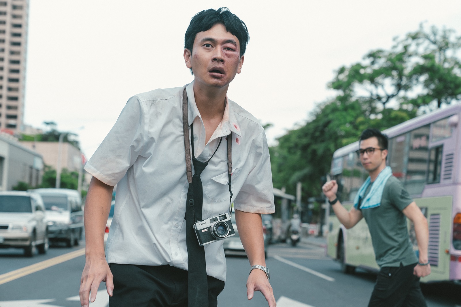 所有人都靜止了，只有劉冠廷還可以走，拍攝時他覺得這很像整人節目。（牽猴子提供）