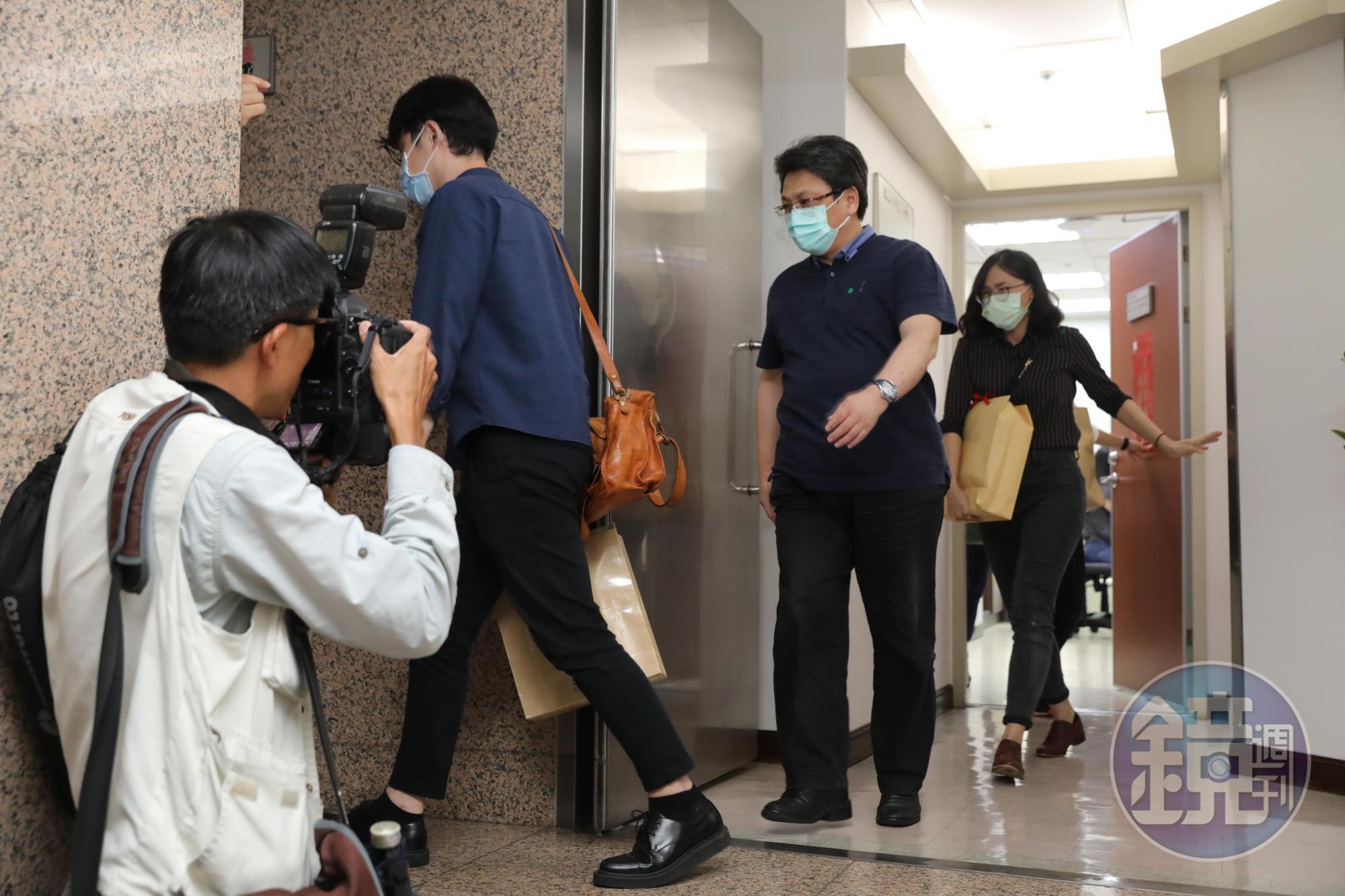 SOGO經營權爆出收賄，檢調人員大動作搜索遭約談立委辦公室。