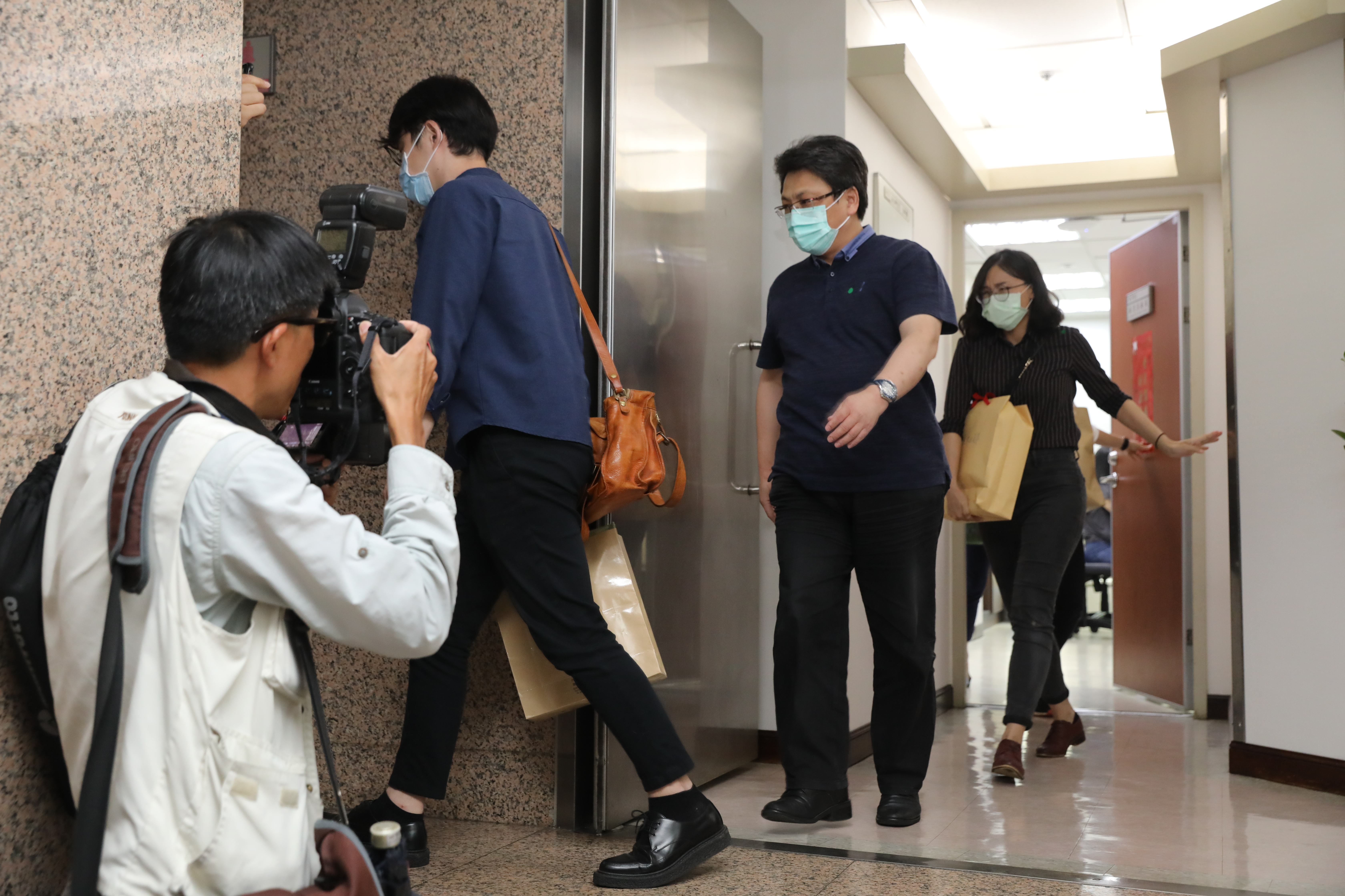 SOGO經營權爆出收賄，檢調人員大動作搜索遭約談立委辦公室。