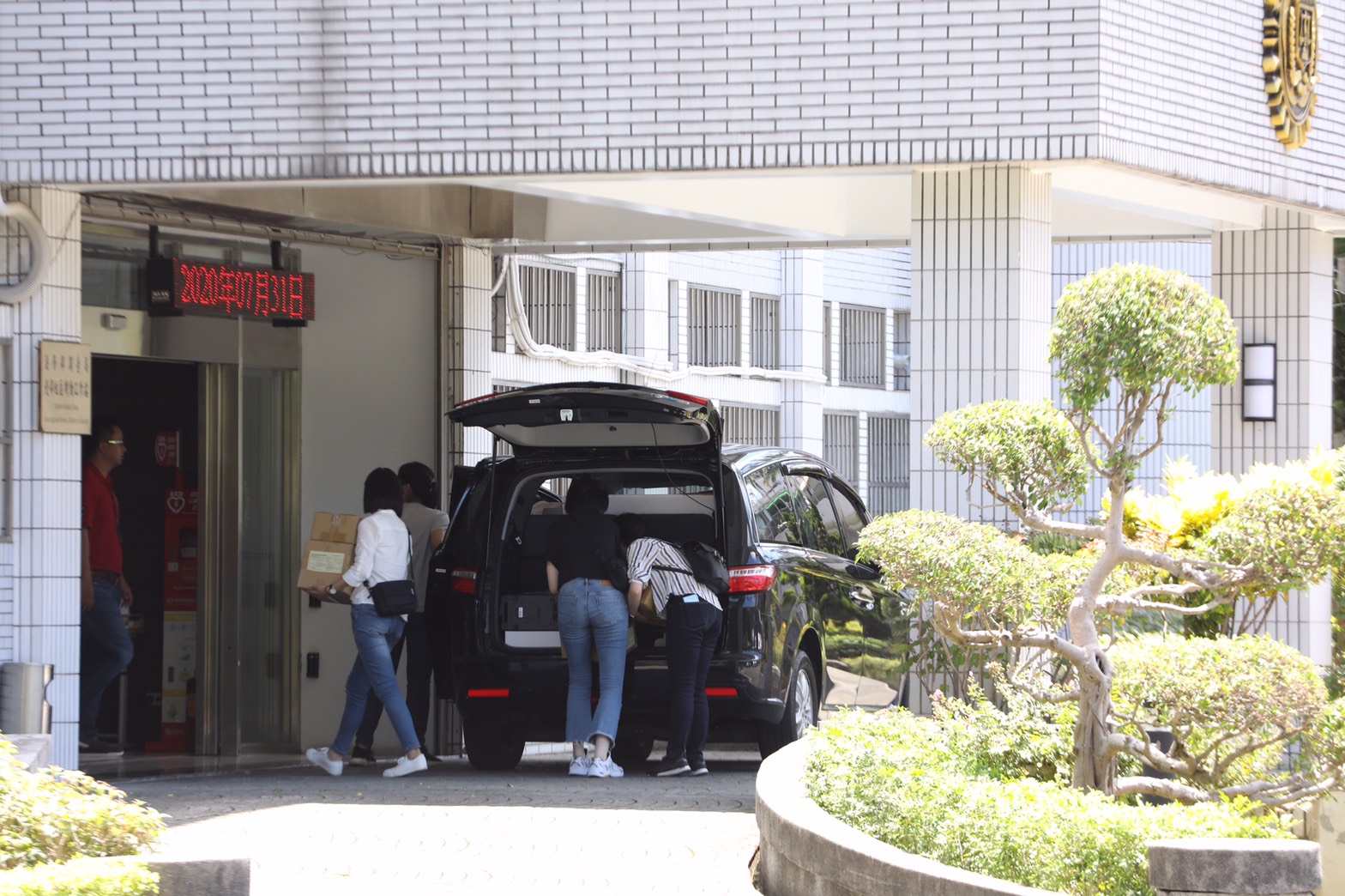 SOGO經營權爆出收賄，檢調人員大動作搜索遭約談立委辦公室。