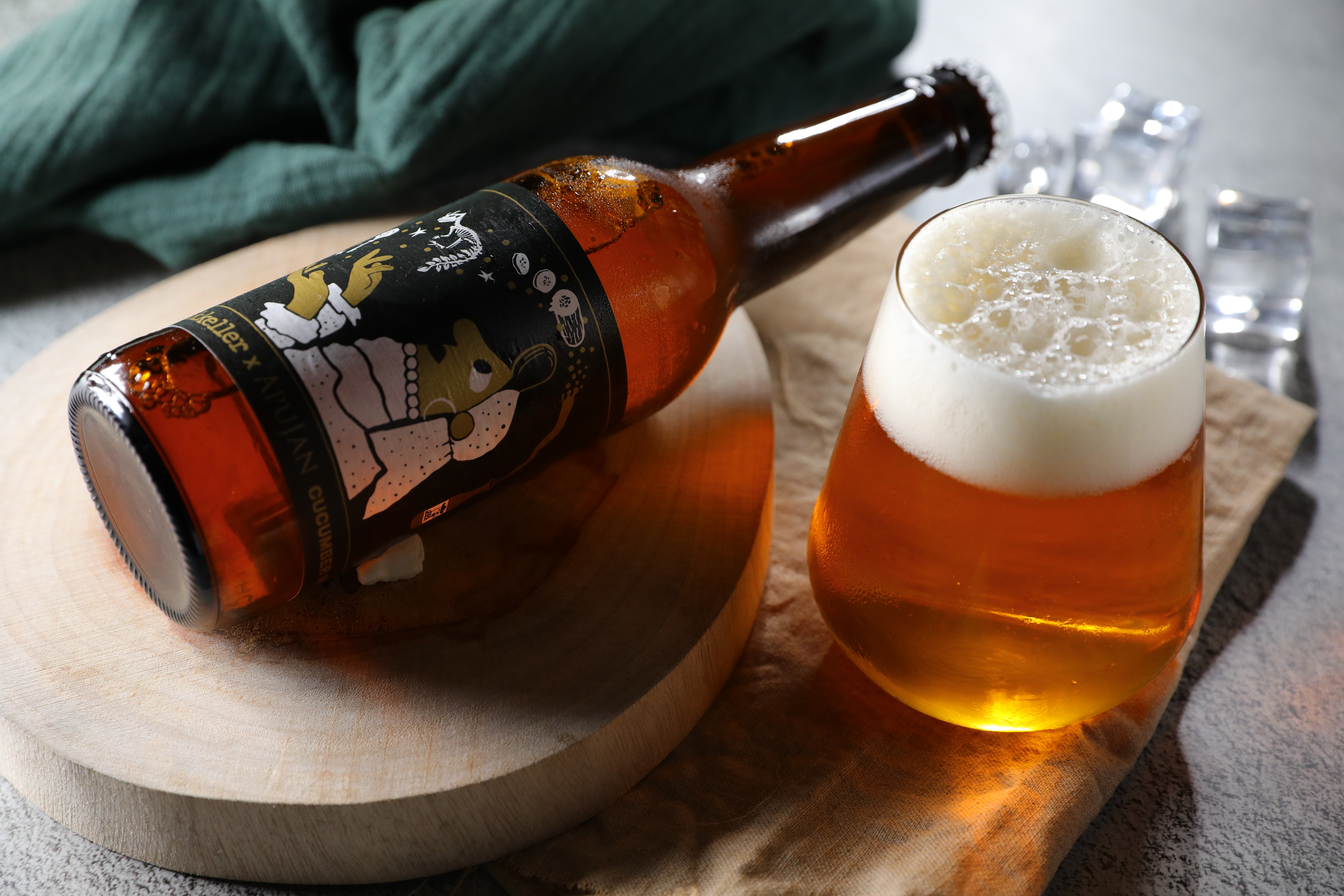 打開米凱樂與設計師詹朴聯名酒款「Mikkeller✕APUJAN Cucumber Ale有濃郁清香的瓜味。（169元／瓶）