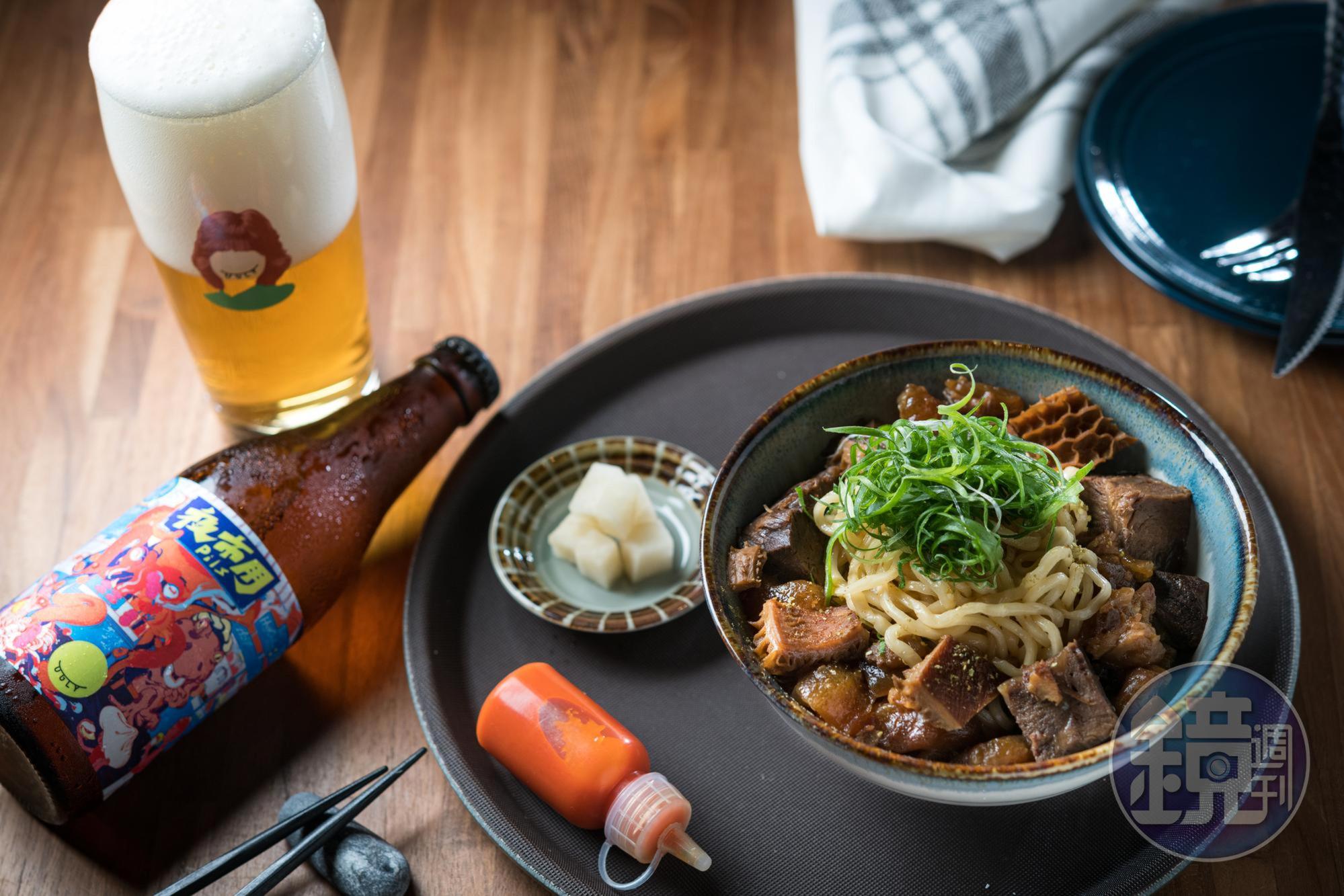 「夜市Pils」（左，230元／瓶）酒感平易近人，輕重口味都能沖淡膩感。嗜辣的人吃「拌麵，燉牛雜」（右，250元／份），一定要滴自煉發酵的辣油，醬香惹味。