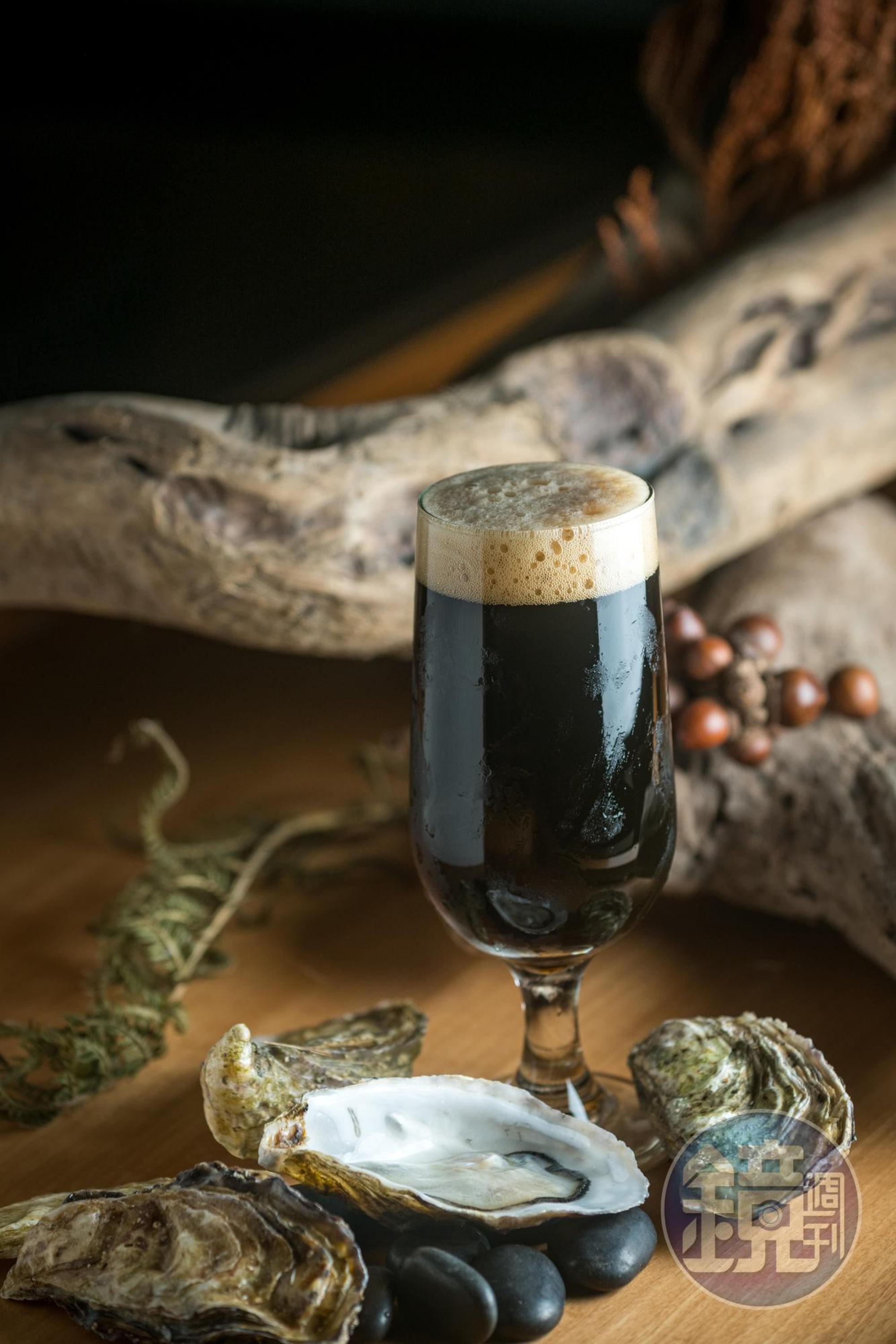 限量生啤「Oyster Stout蚵仔黑啤酒」有深邃的巧克力和咖啡深焙香。（品飲、價格請洽酉鬼）