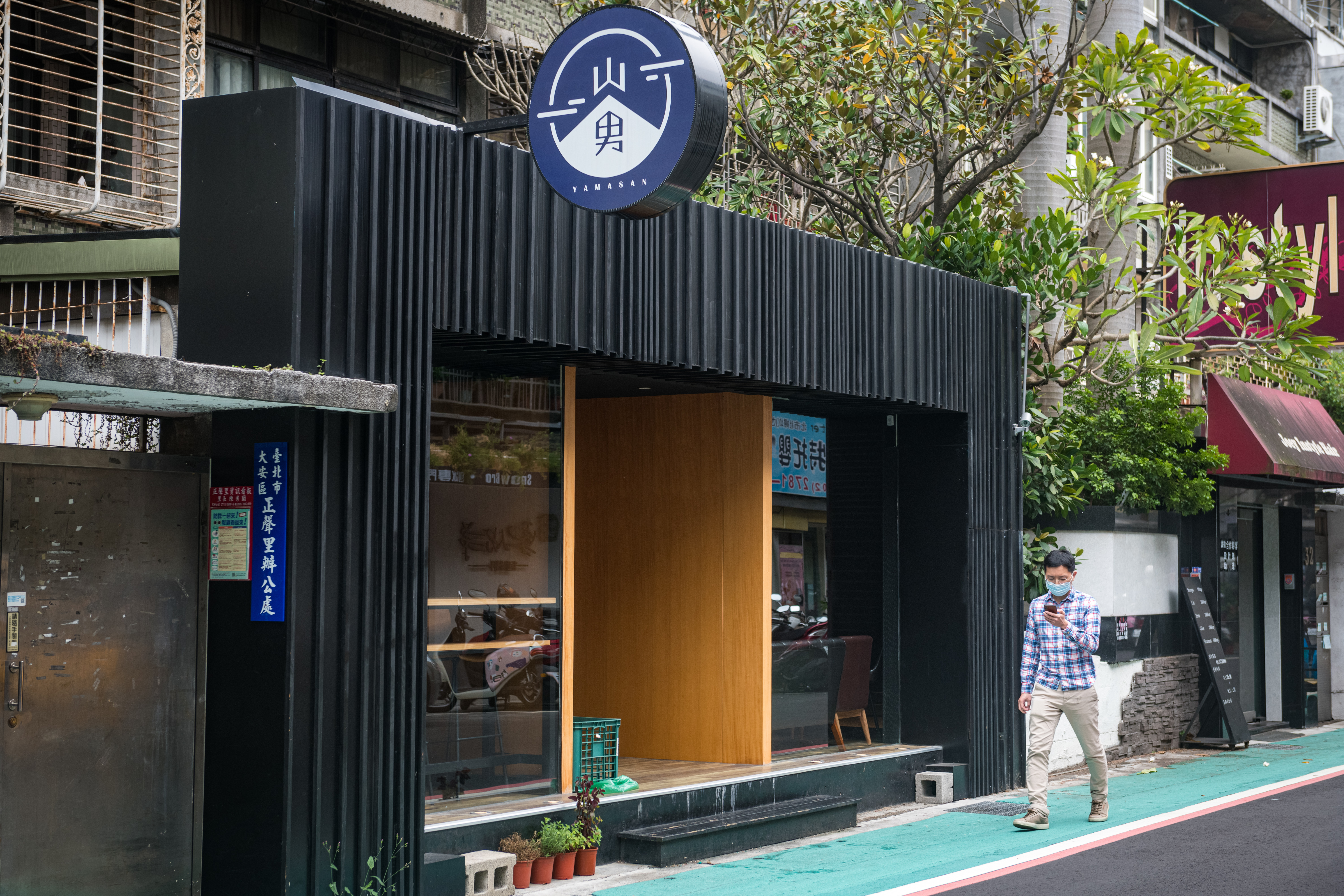 餐廳鄰近捷運國父紀念館站，適合下班聚會聊天。