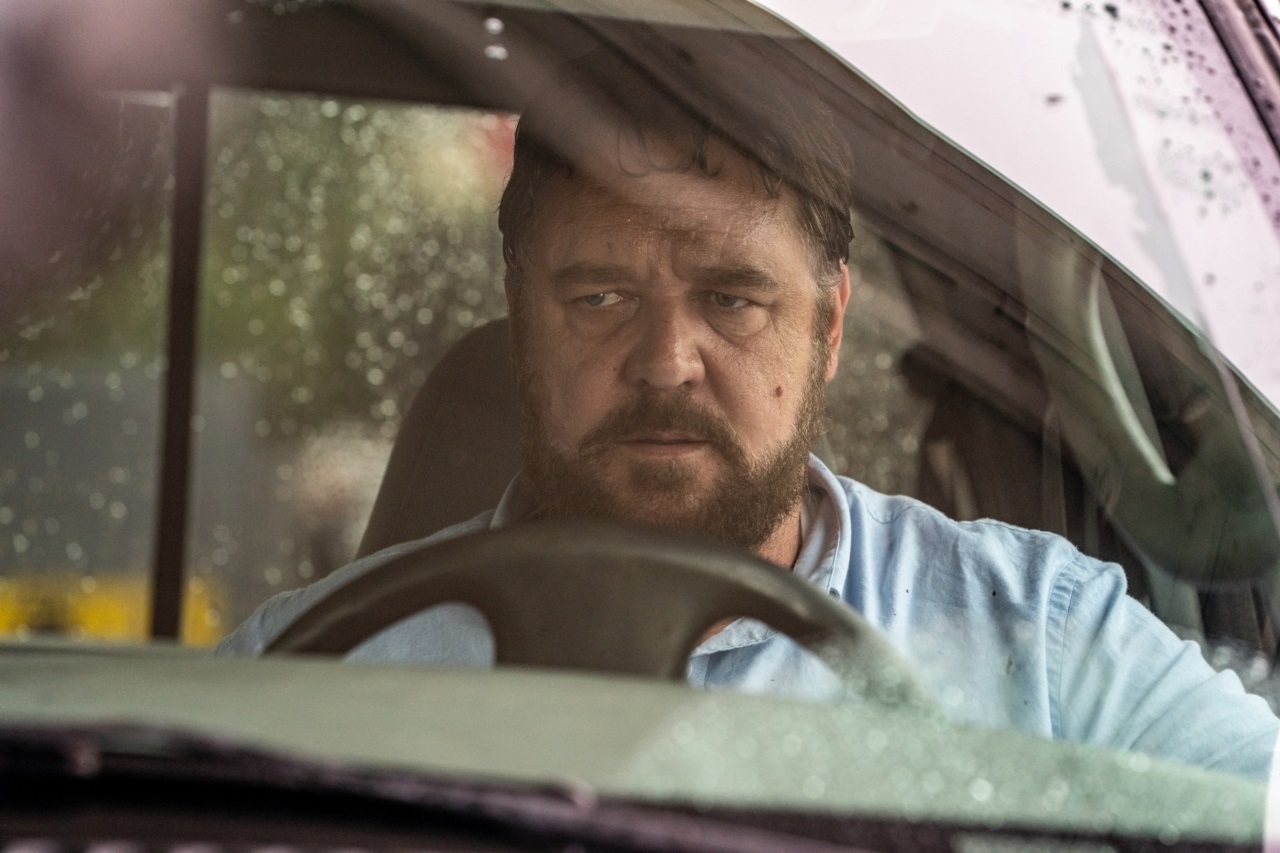 羅素克洛在片中飾演有反社會人格的怪客,僅因為被人按喇叭而激怒,就對對方展開可怕的報復。(車庫娛樂提供)