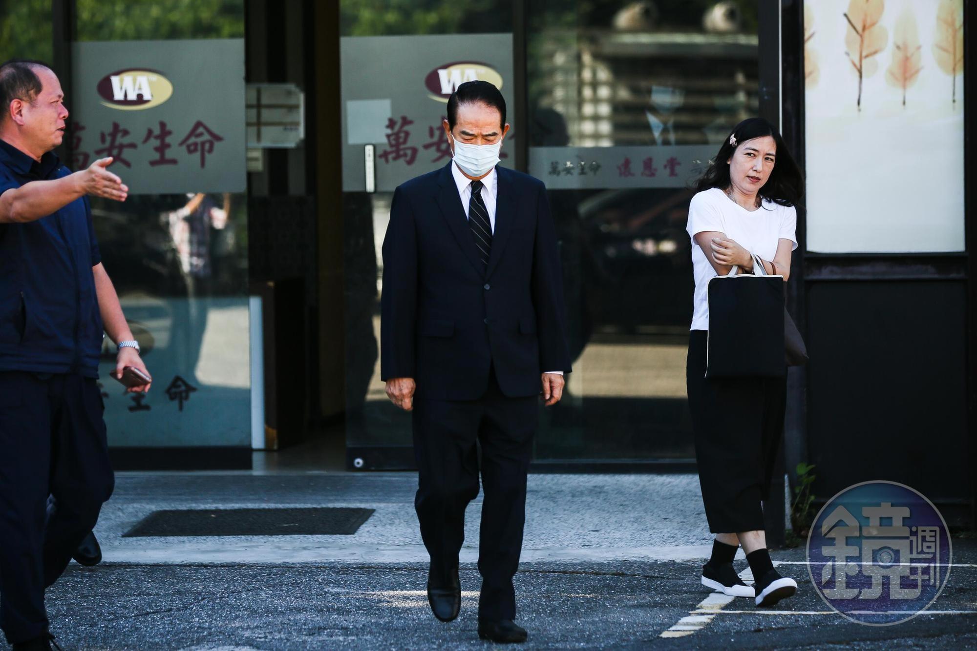 親民黨主席宋楚瑜今赴北榮弔唁李登輝,表達哀悼之意。